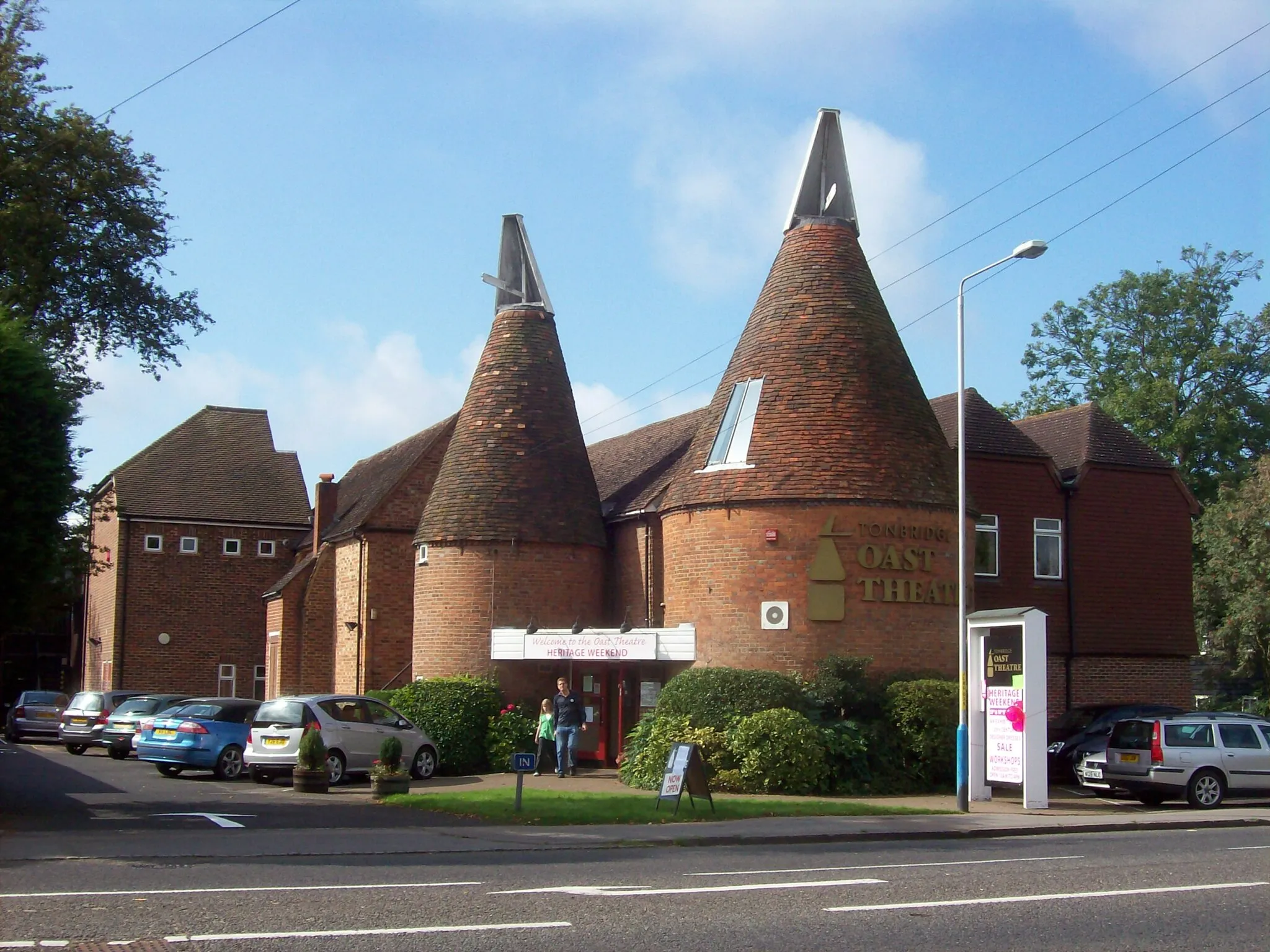 Photo showing: The Oast Theatre, Tonbridge. An oast house that has been converted into a small theatre.