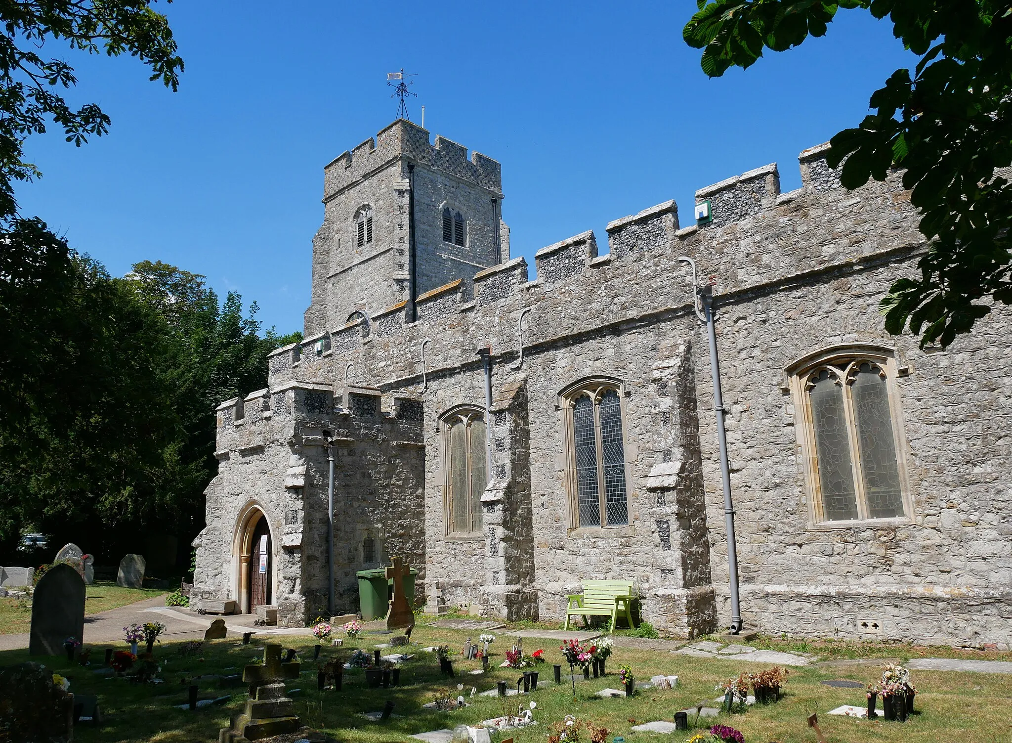 Photo showing: The southern side of the Church of All Saints, Eastchurch.