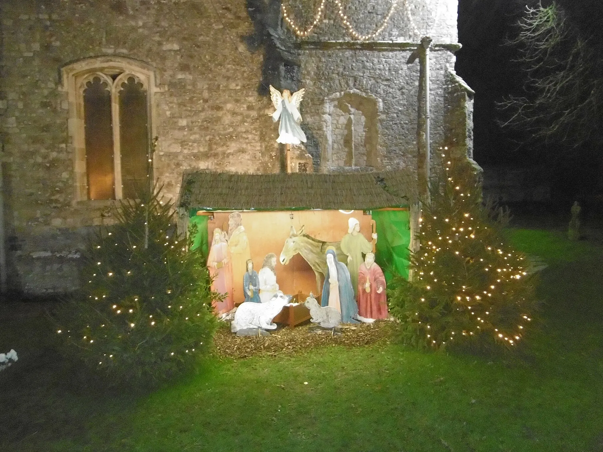 Photo showing: All Saints Churchyard on Christmas Eve
