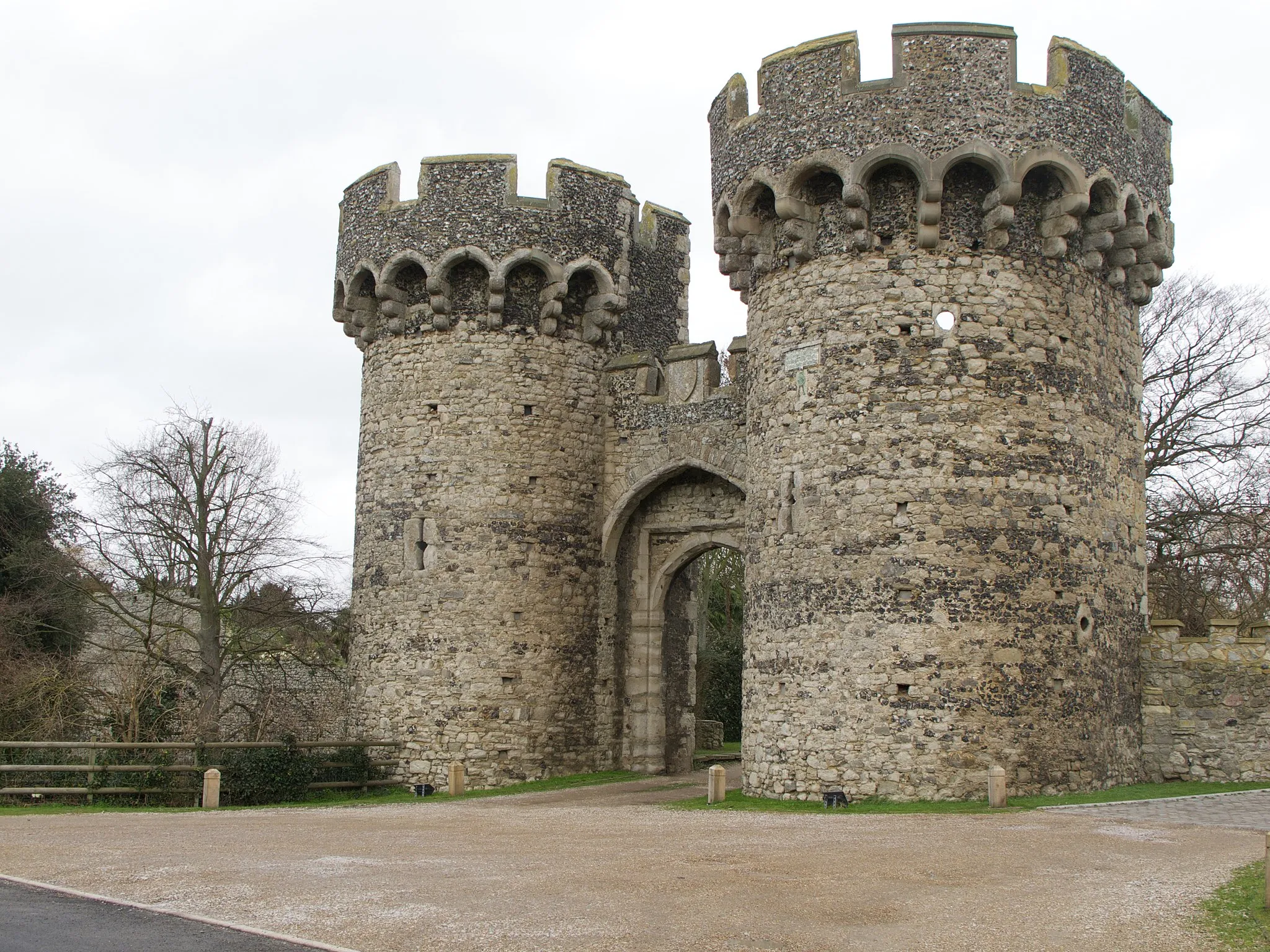 Photo showing: Cooling Castle's entrance. The site also has other remains of walls and earthworks.