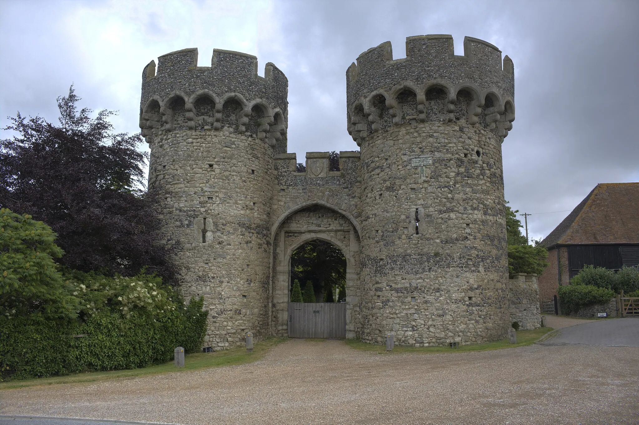 Photo showing: Cooling Castle gatehouse