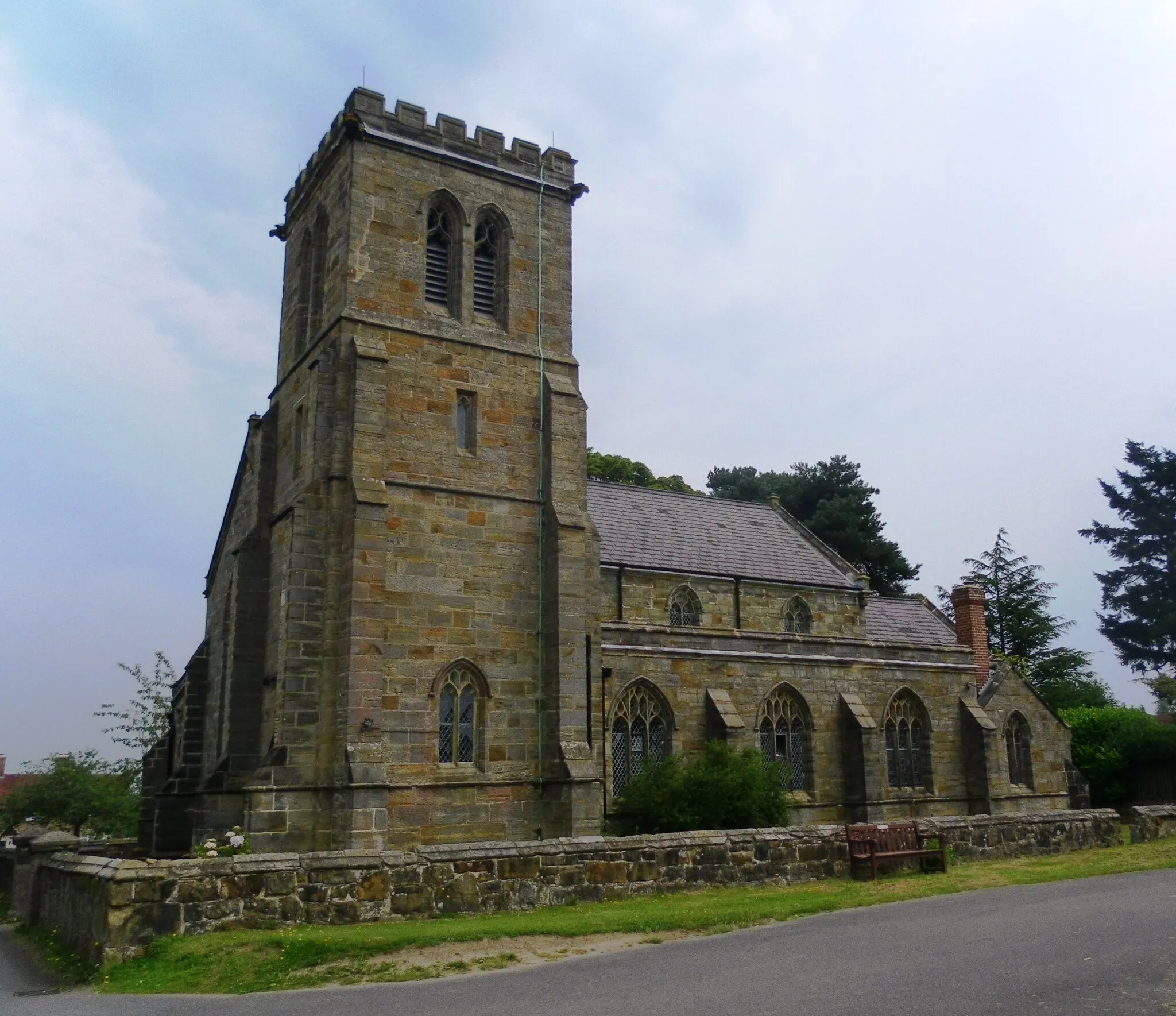 Photo showing: St Peter's Upper Church, Hastings Road, Pembury, Kent, England, seen from the southwest. Built in 1846–47 much closer to the centre of the village than the ancient parish church.