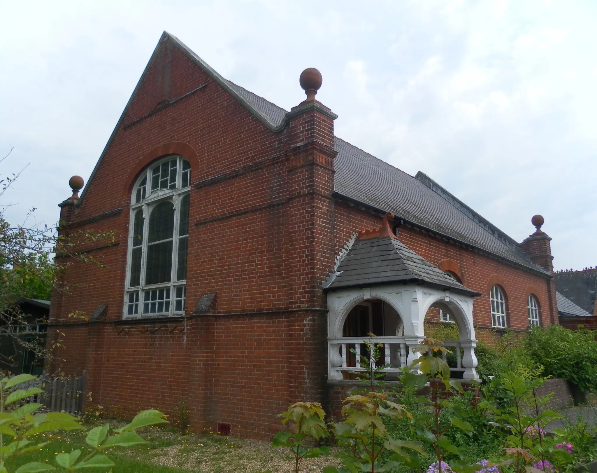 Photo showing: Pembury Baptist Church, Romford Road, Pembury, Borough of Tunbridge Wells, Kent, England.  Built as Union Chapel (Baptist and Congregational) in 1887; became Pembury Free Church in the 1920s and is now Pembury Baptist Church.