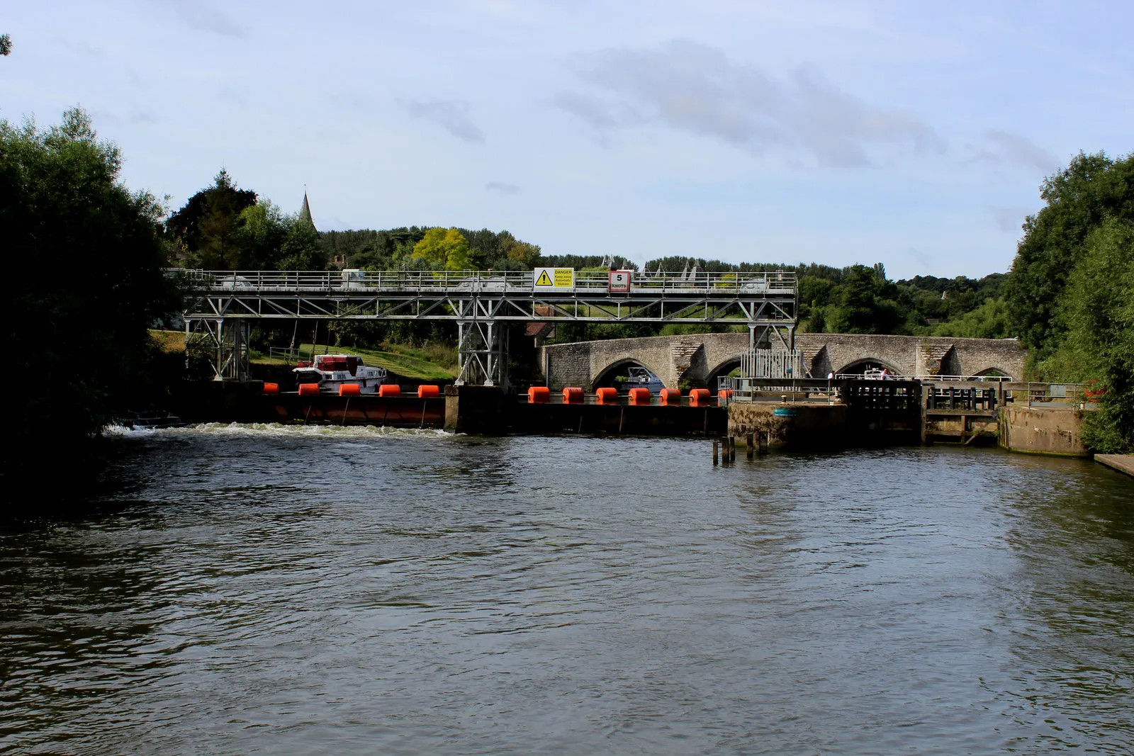 Photo showing: Approaching East Farleigh Lock