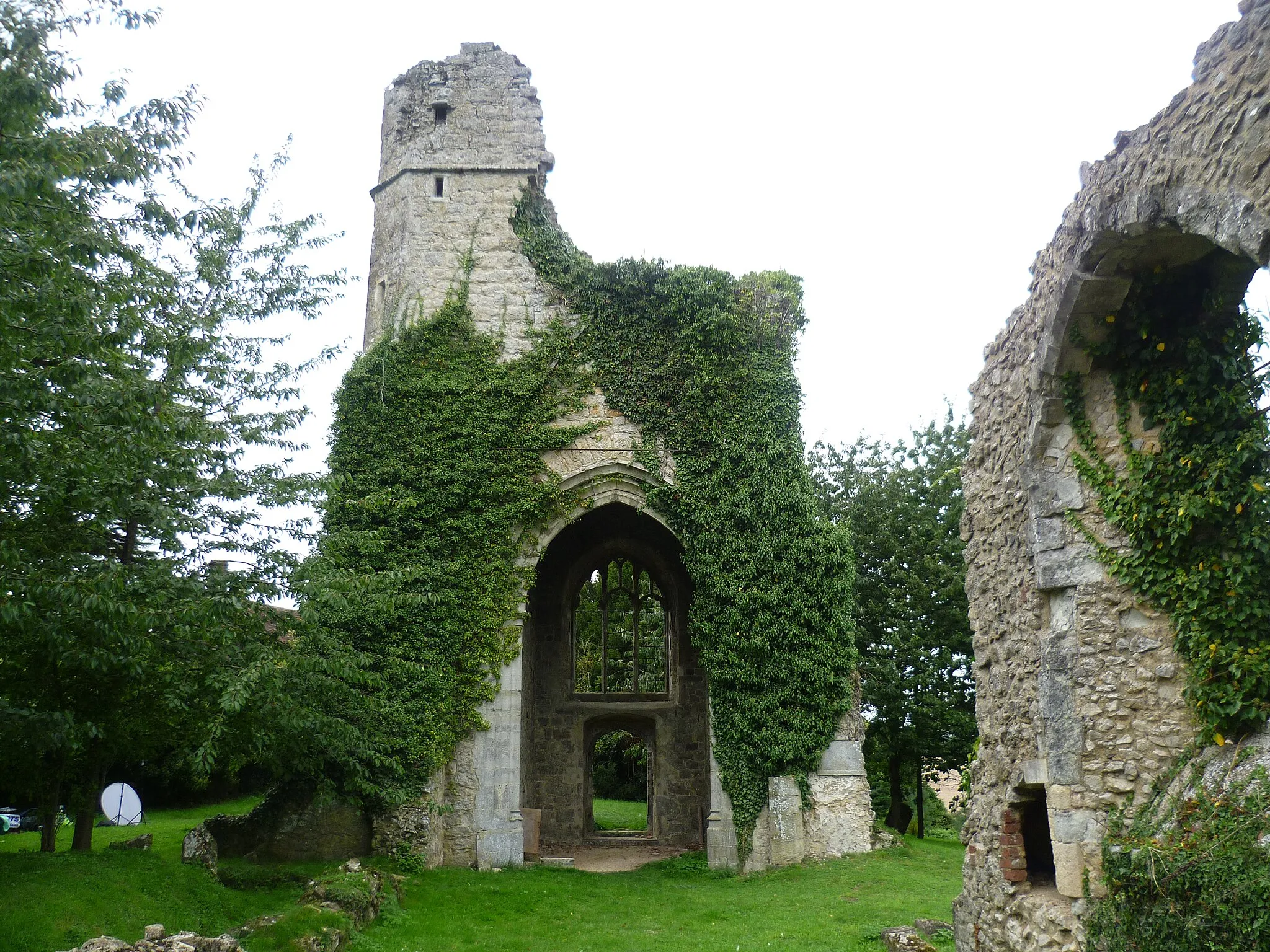 Photo showing: The nave and tower of St Mary's Church, Little Chart