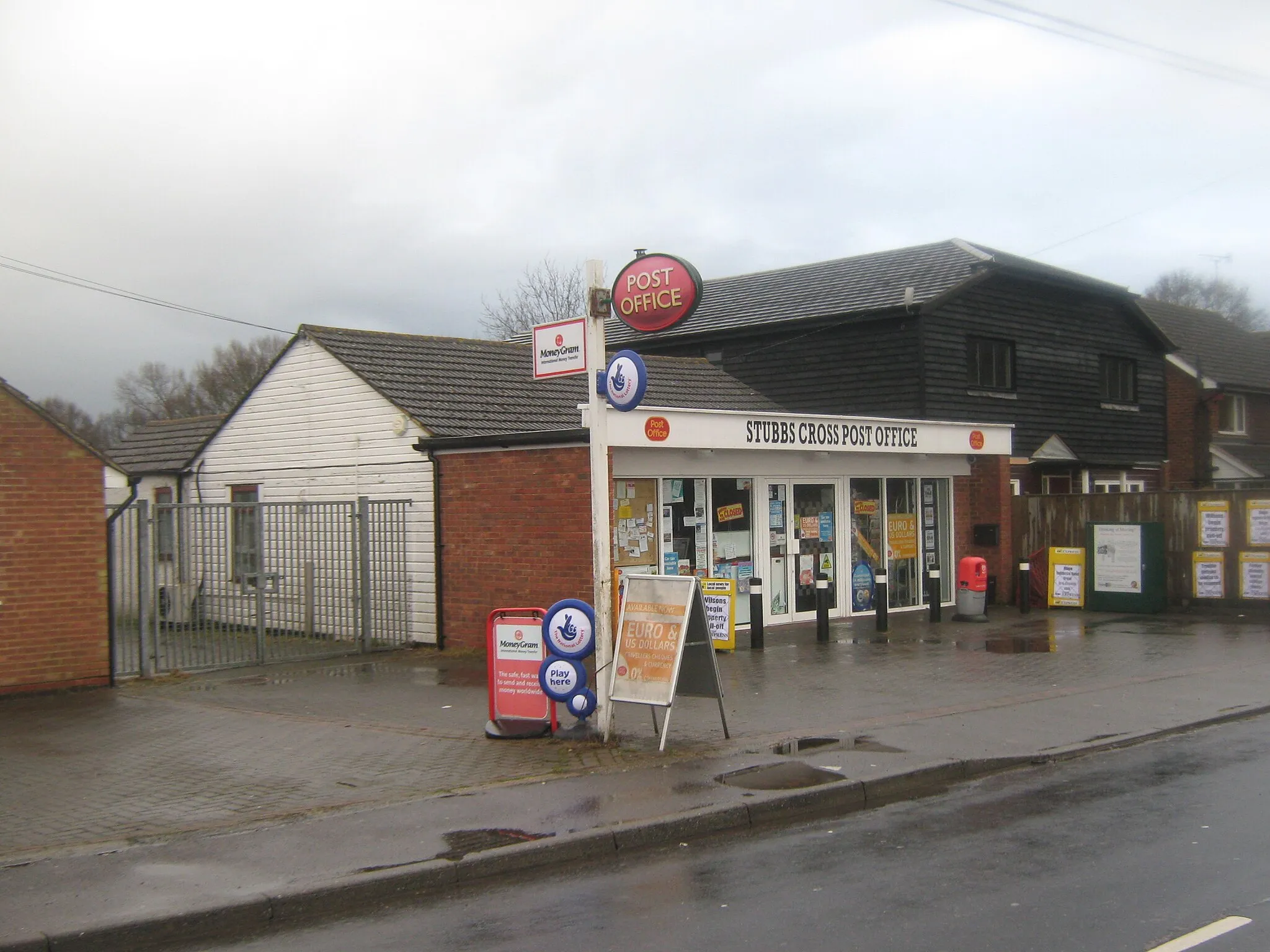 Photo showing: Stubb's Cross Post Office. As seen from the bus stop opposite on Tally Ho Road.
Compare with 340315. Notice the new building on the right.