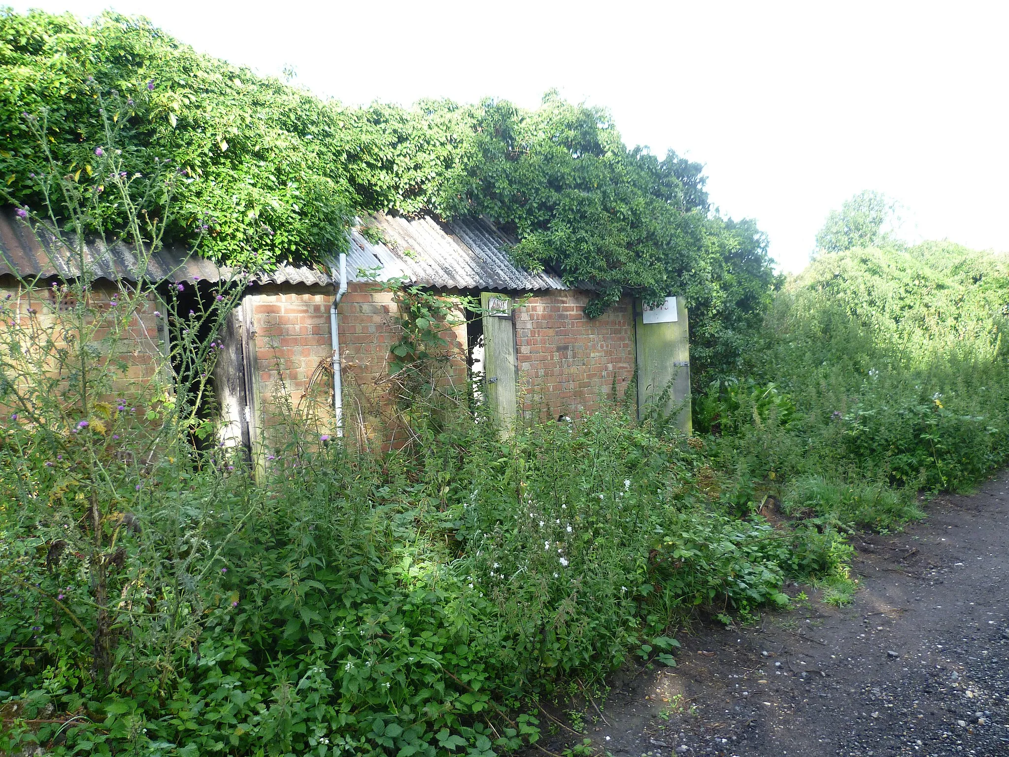 Photo showing: Old toilets at Lower Hockenden Farm