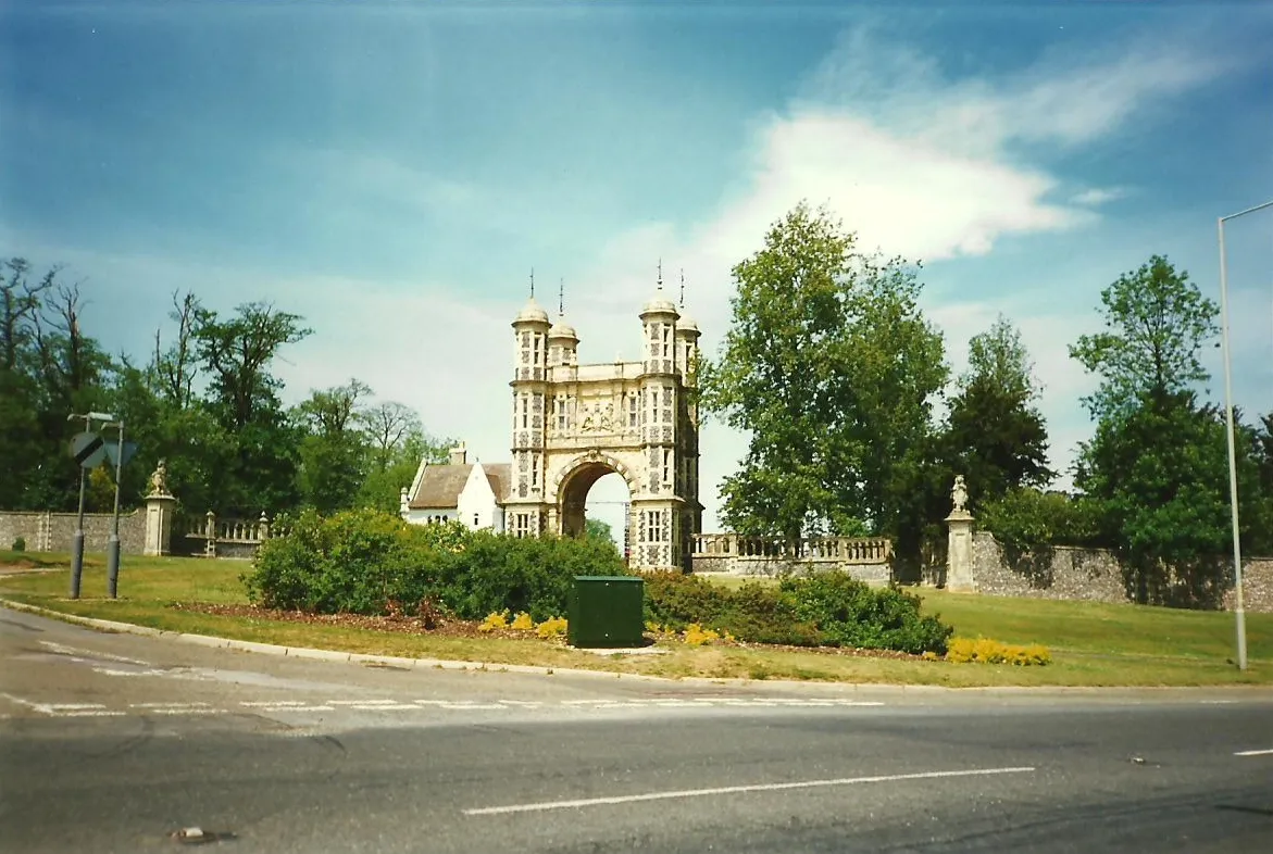 Photo showing: Eastwell Park Gatehouse