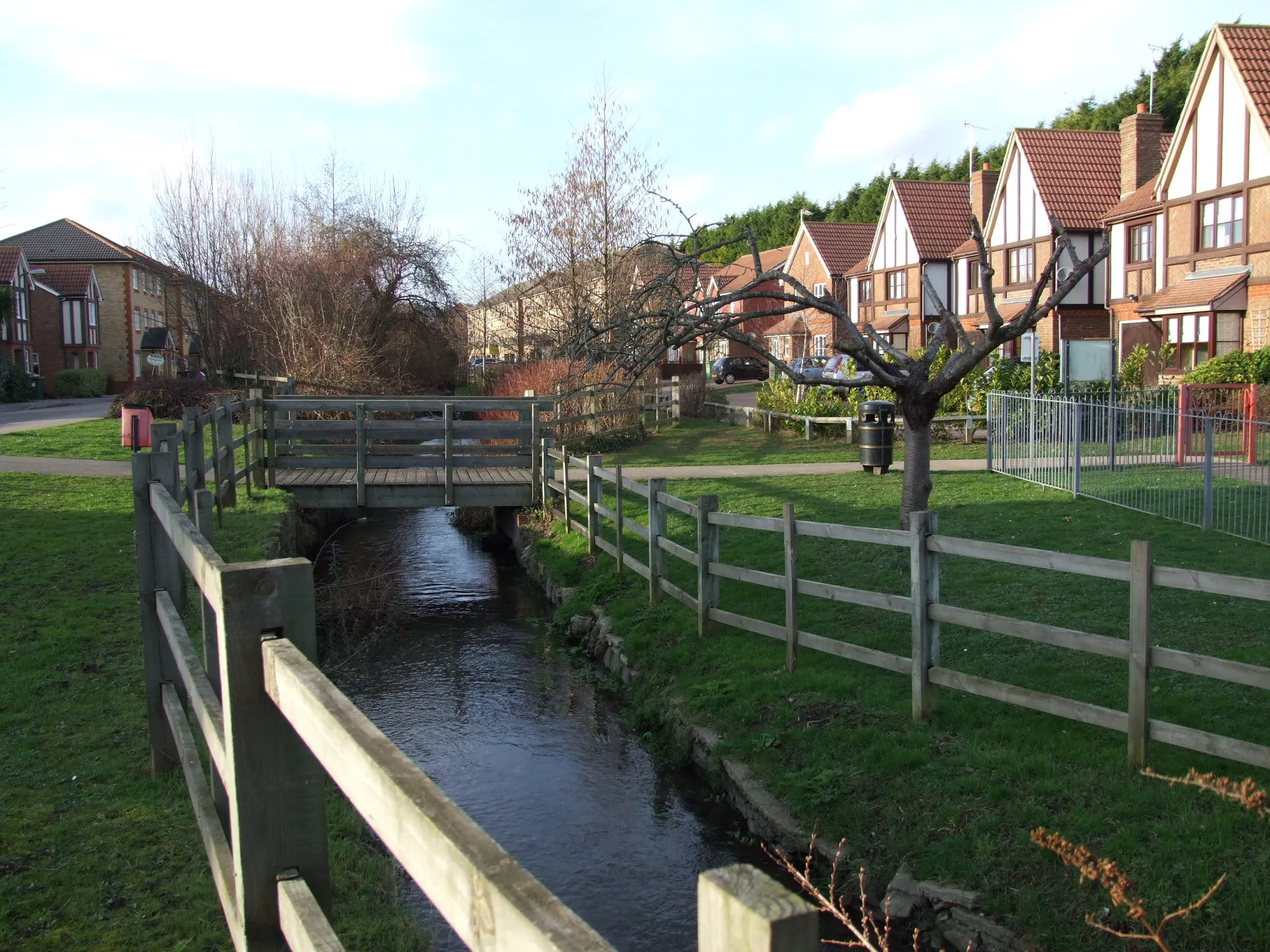 Photo showing: Tovil is 1km south west  or upstream of the Archbishops palace, Maidstone in Kent. The Loose Stream flows through the village before it is culverted and joins the River  Medway. There are many springs in the area. .
The Loose Stream in the new residential development of Albert Reed Gardens which leads to Allnut Mill Close.

Camera location 51° 15′ 45.36″ N, 0° 30′ 44.64″ E View this and other nearby images on: OpenStreetMap 51.262600;    0.512400