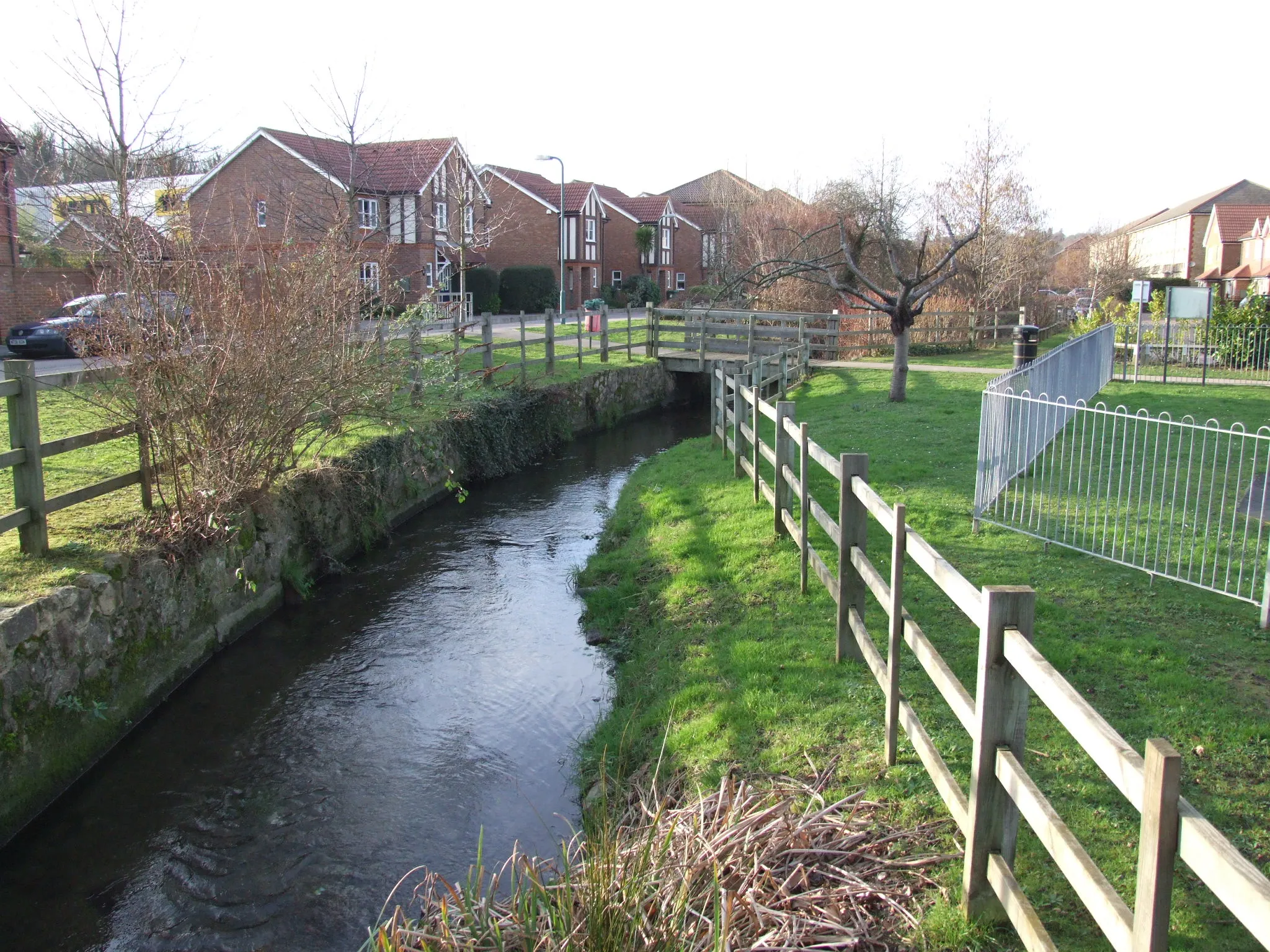 Photo showing: Tovil is 1km south west  or upstream of the Archbishops palace, Maidstone in Kent. The Loose Stream flows through the village before it is culverted and joins the River  Medway. There are many springs in the area. .
The Loose Stream in the new residential development of Albert Reed Gardens which leads to Allnut Mill Close.

Camera location 51° 15′ 45.36″ N, 0° 30′ 45.72″ E View this and other nearby images on: OpenStreetMap 51.262600;    0.512700