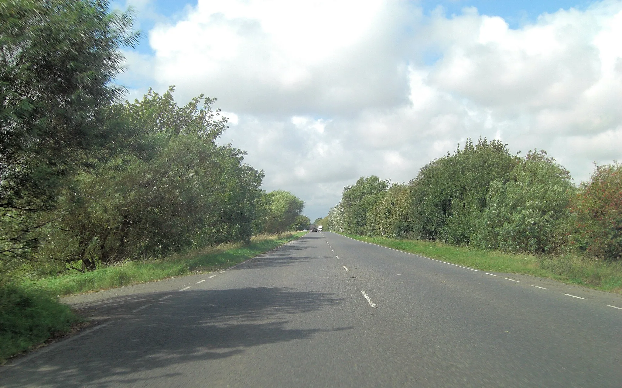 Photo showing: A259 heads towards Old Romney