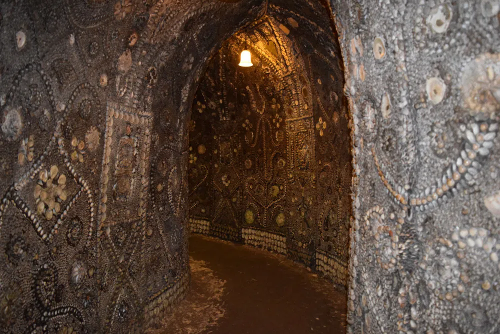 Photo showing: Serpentine Passage, the Shell Grotto