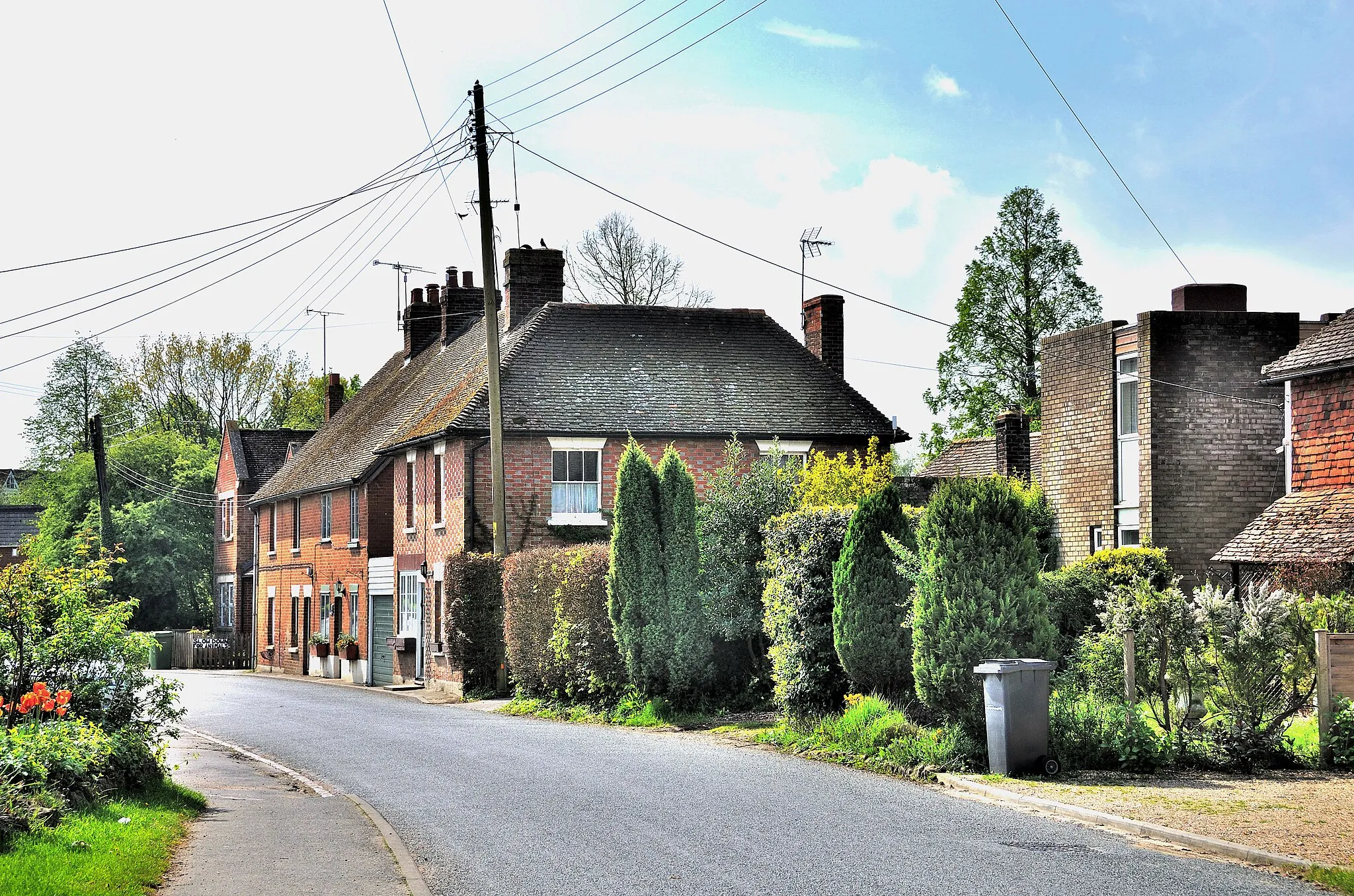 Photo showing: Contrast in housing on The Street - Ulcombe