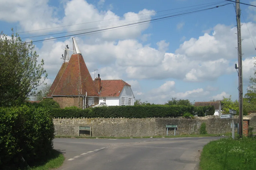 Photo showing: Susans Farm Oast, Wildenbridge Road, Marden, Kent