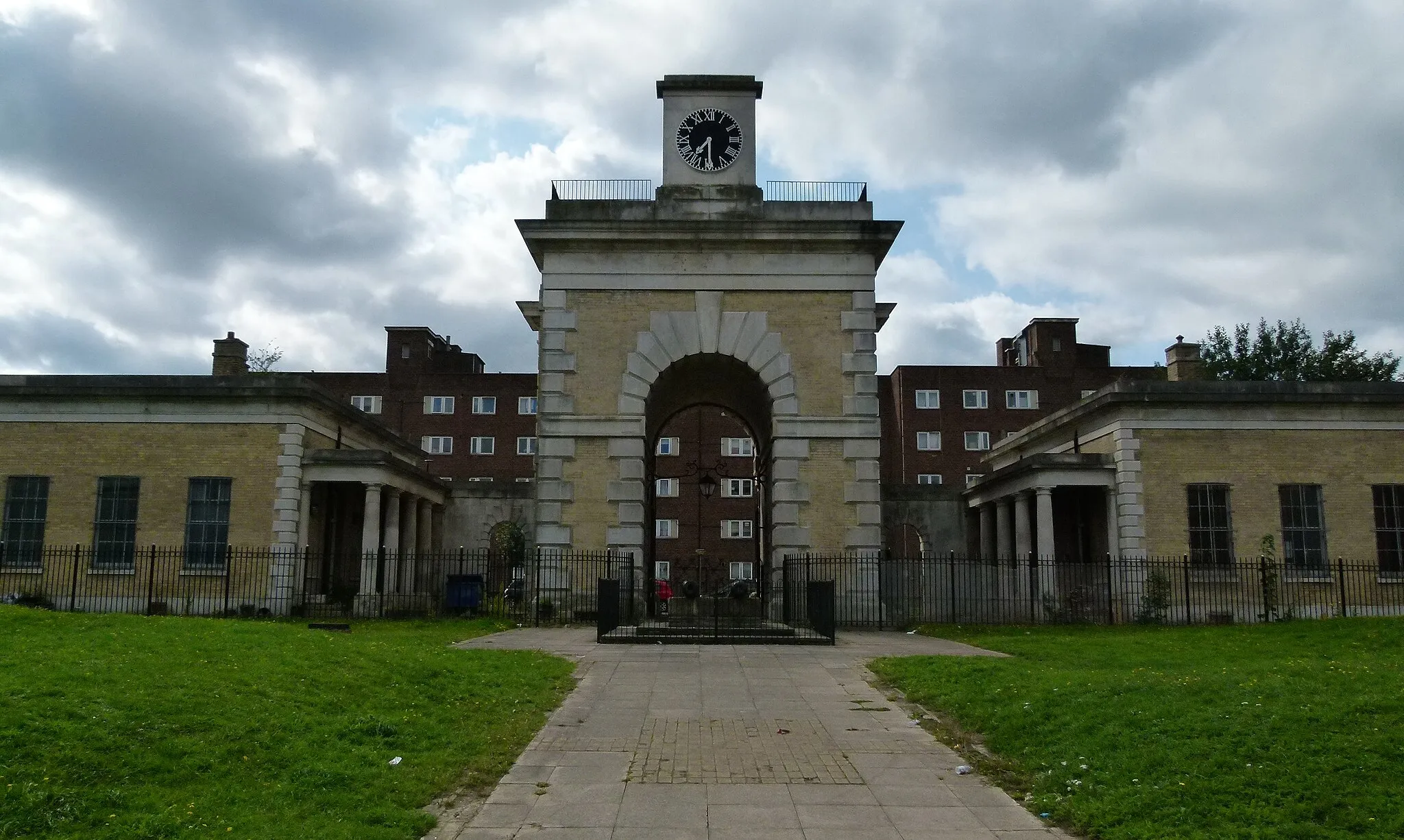 Photo showing: View from the east of the gate house of the former Cambridge Barracks in Frances Street, Woolwich, South East London.