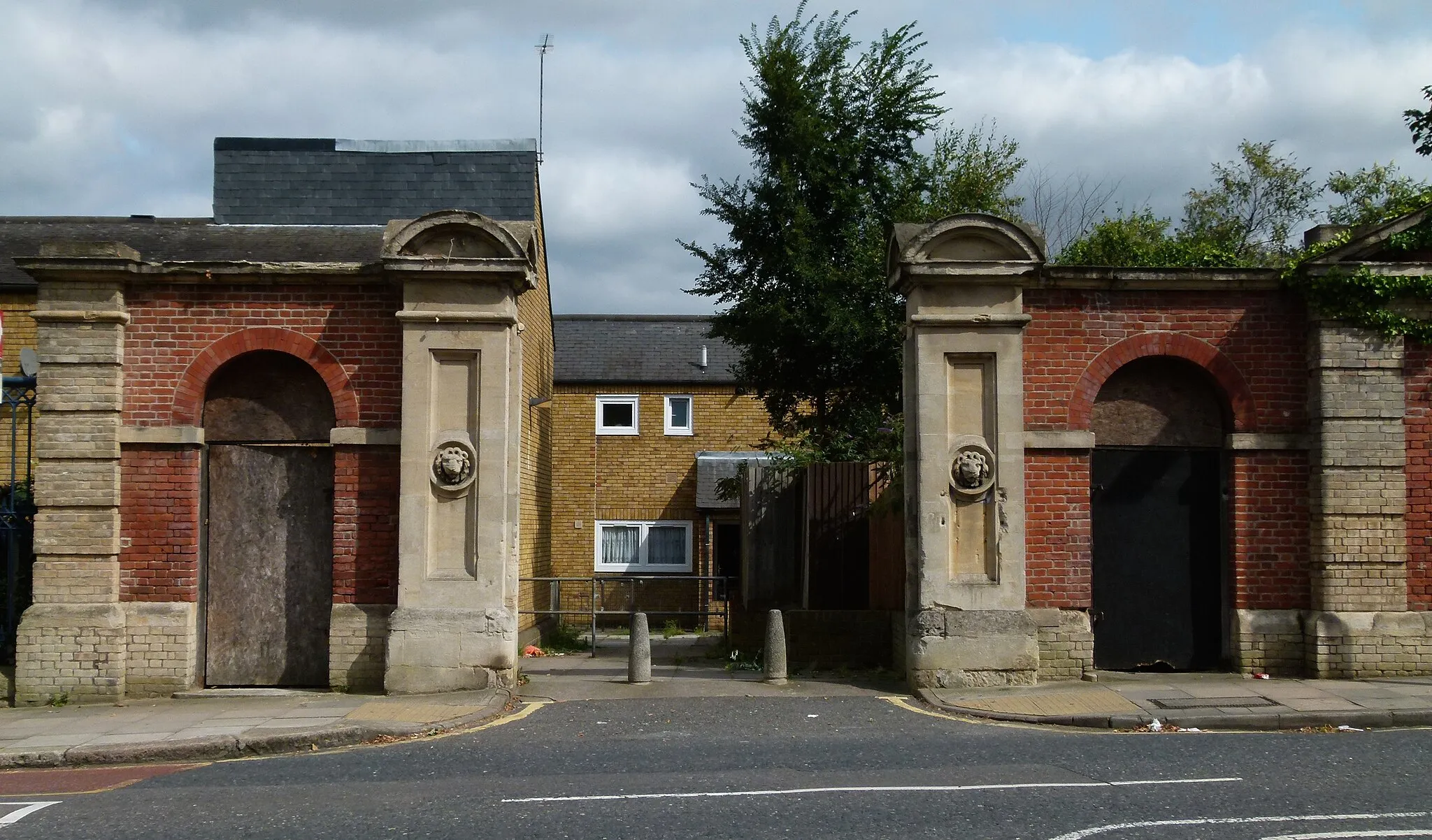 Photo showing: View of the gate of the former Red Barracks along Frances Street, Woolwich, South East London.