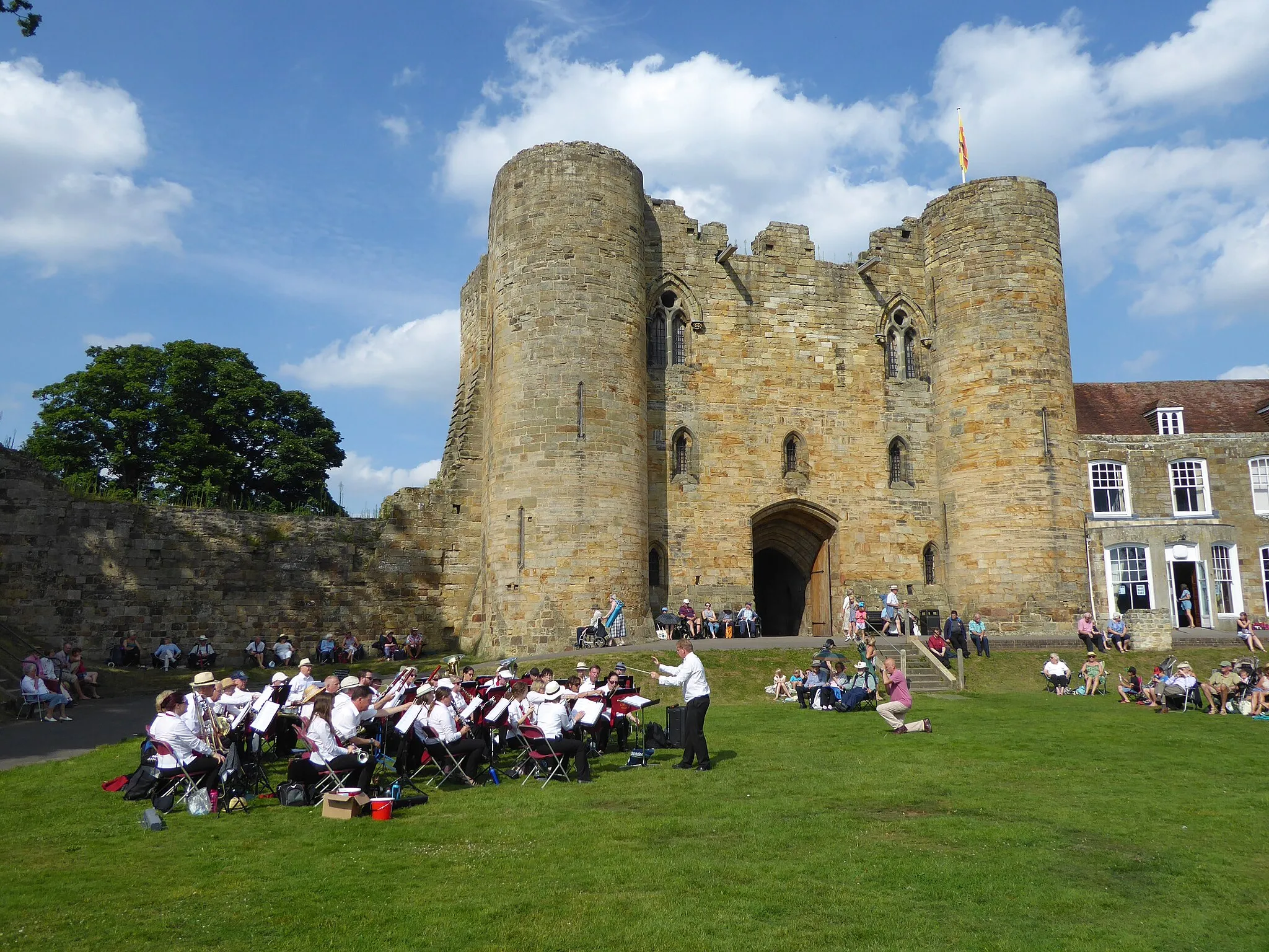 Photo showing: Summer Sunday afternoon concert at Tonbridge Castle