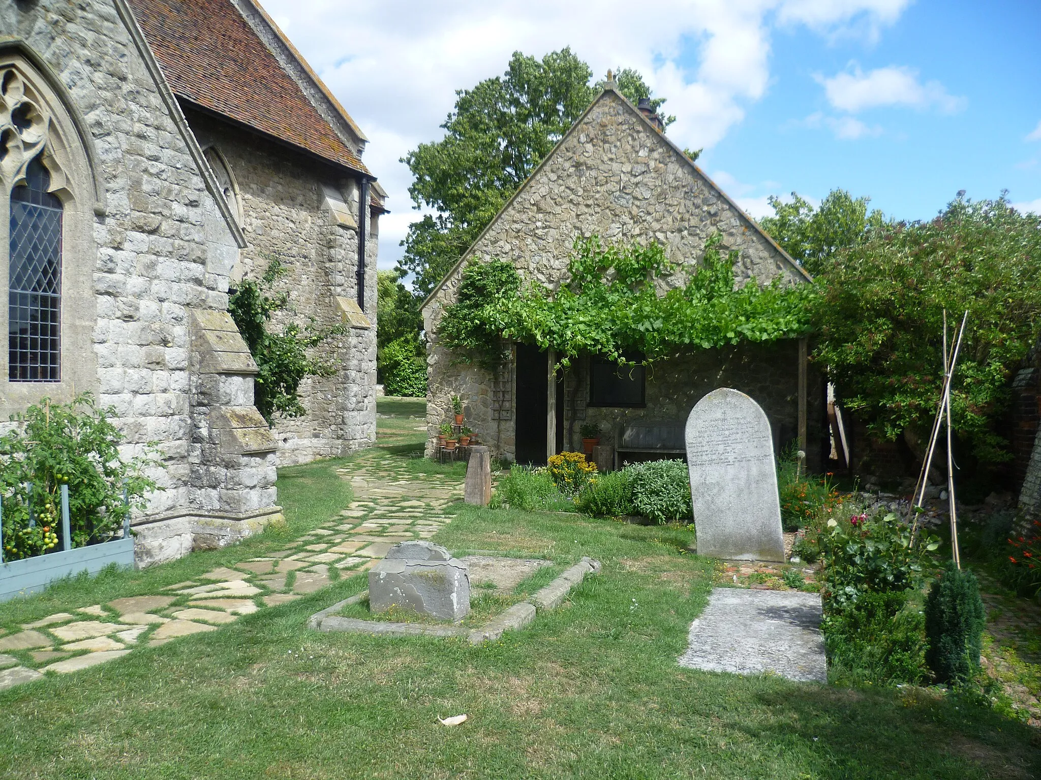 Photo showing: A corner of the churchyard of St Mary Hoo