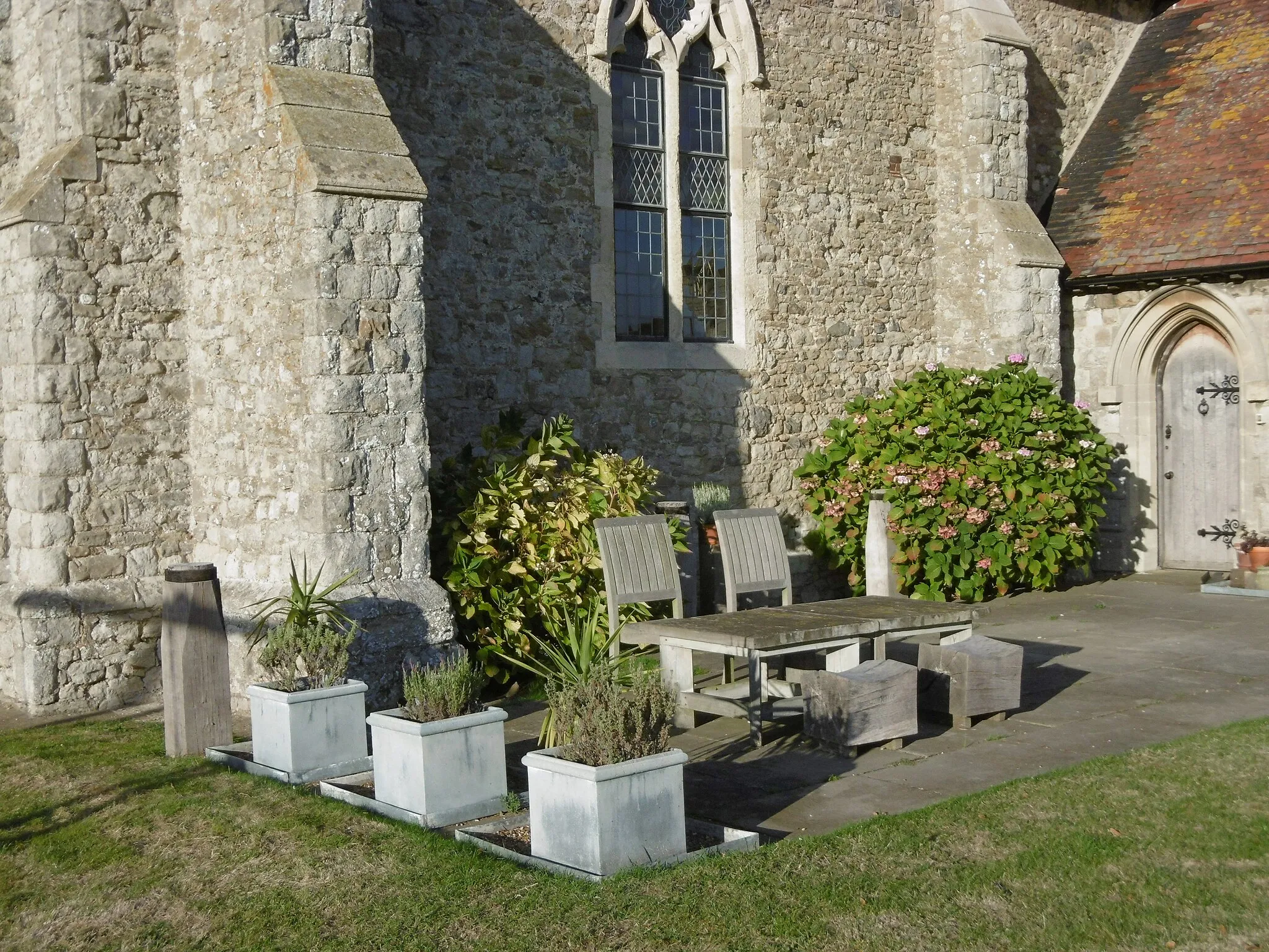 Photo showing: A corner of the churchyard of St Mary Hoo