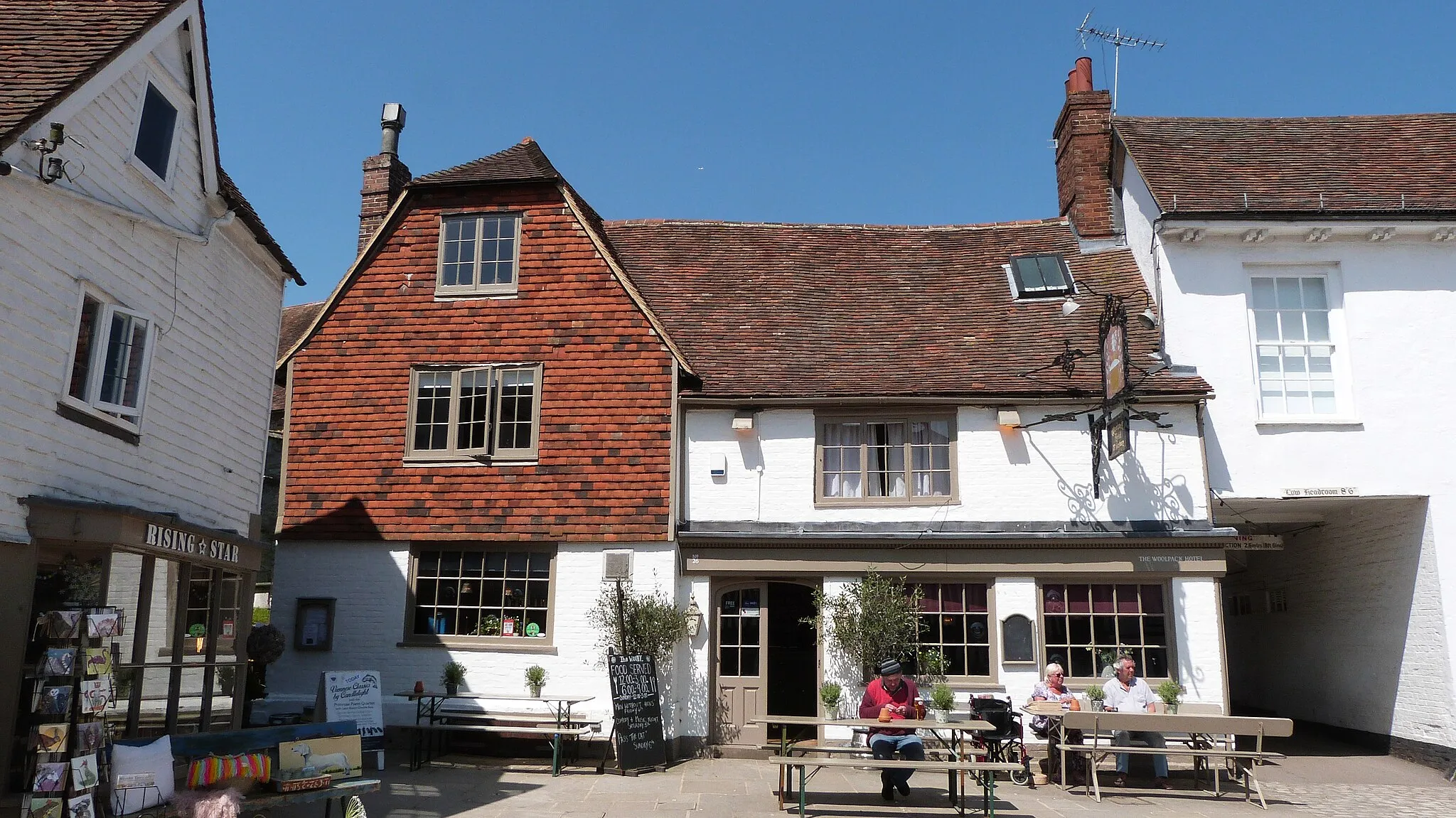 Photo showing: The Wooolpack Hotel, Tenterden 15th century tavern in the heart of Kent