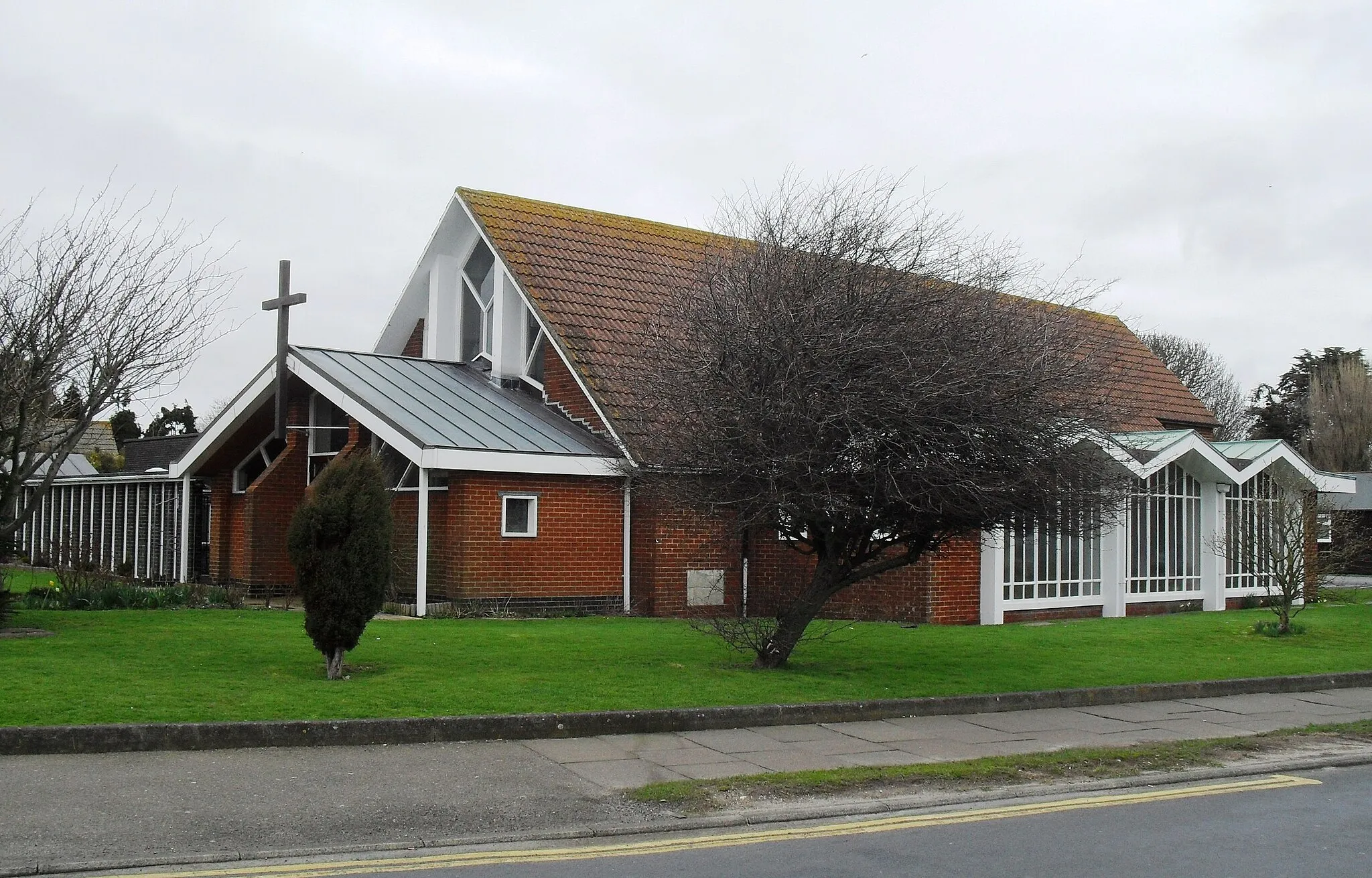 Photo showing: St Richard's Church, Etchingham Road, Langney, Eastbourne, East Sussex, England.  An Anglican church built in 1956 to serve the modern Langney housing estate.