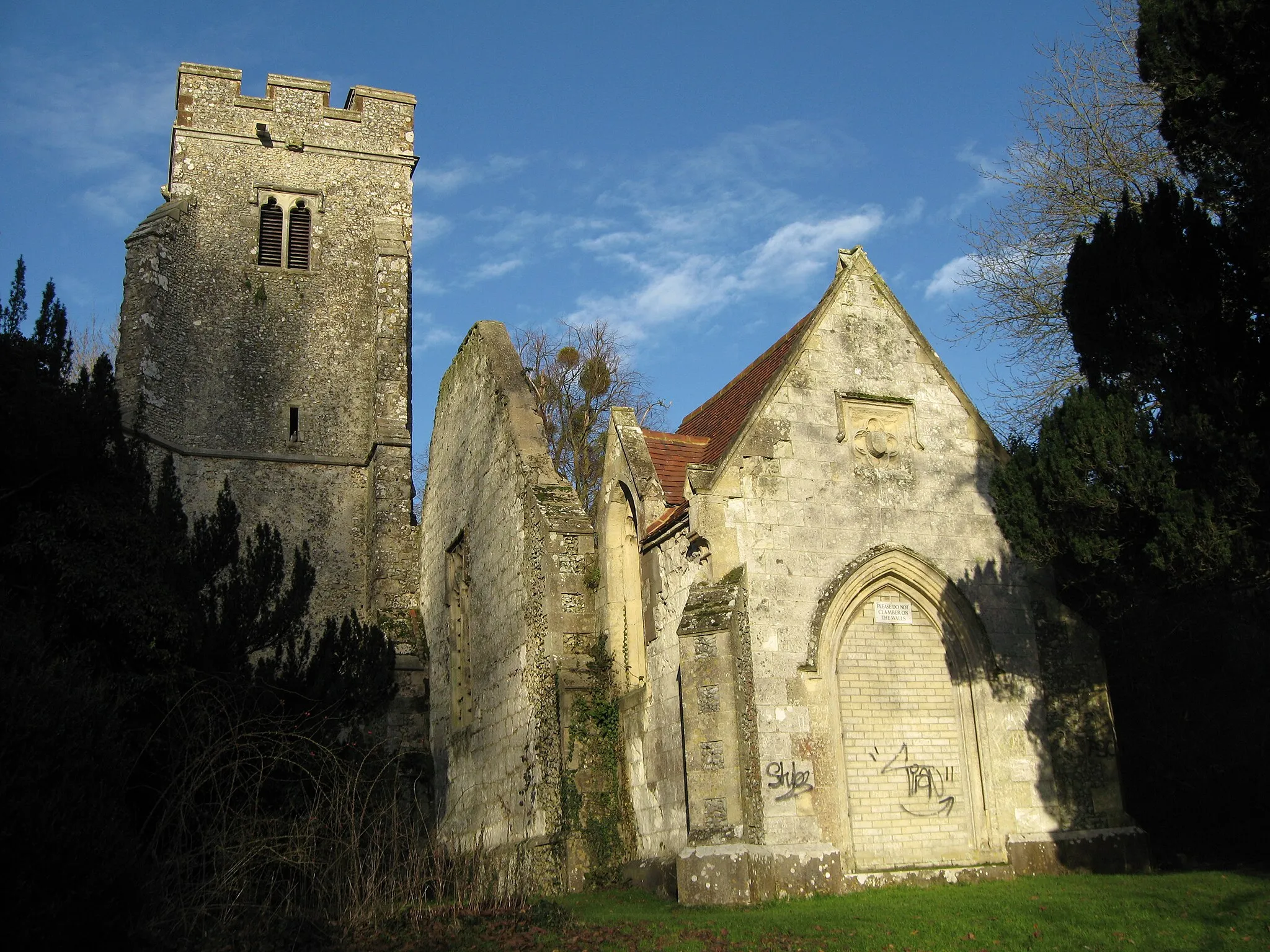 Photo showing: West tower and mortuary chapel of the ruined parish church of St Mary, Eastwell, Kent