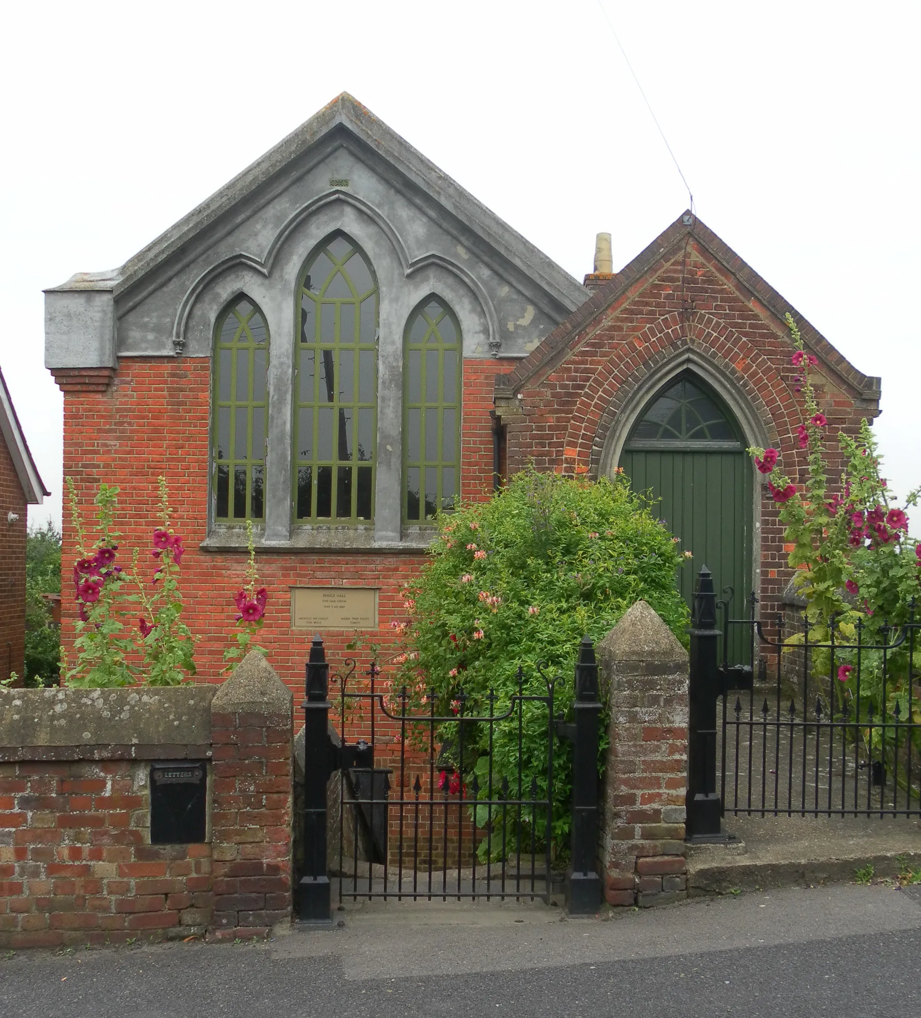 Photo showing: Former Capel Congregational Chapel, Whetsted Road, Five Oak Green, Borough of Tunbridge Wells, Kent, England.  The original Congregational chapel in the village; the congregation transferred to a new building (the present Five Oak Green United Church) in 1925.