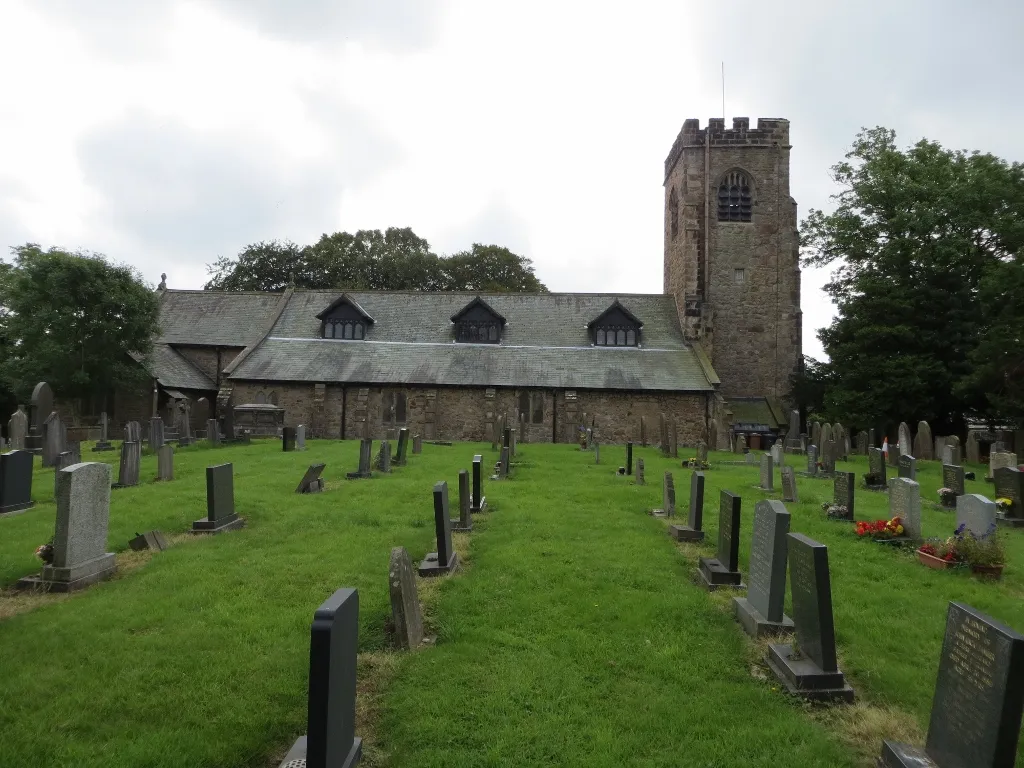 Photo showing: Goosnargh church and churchyard