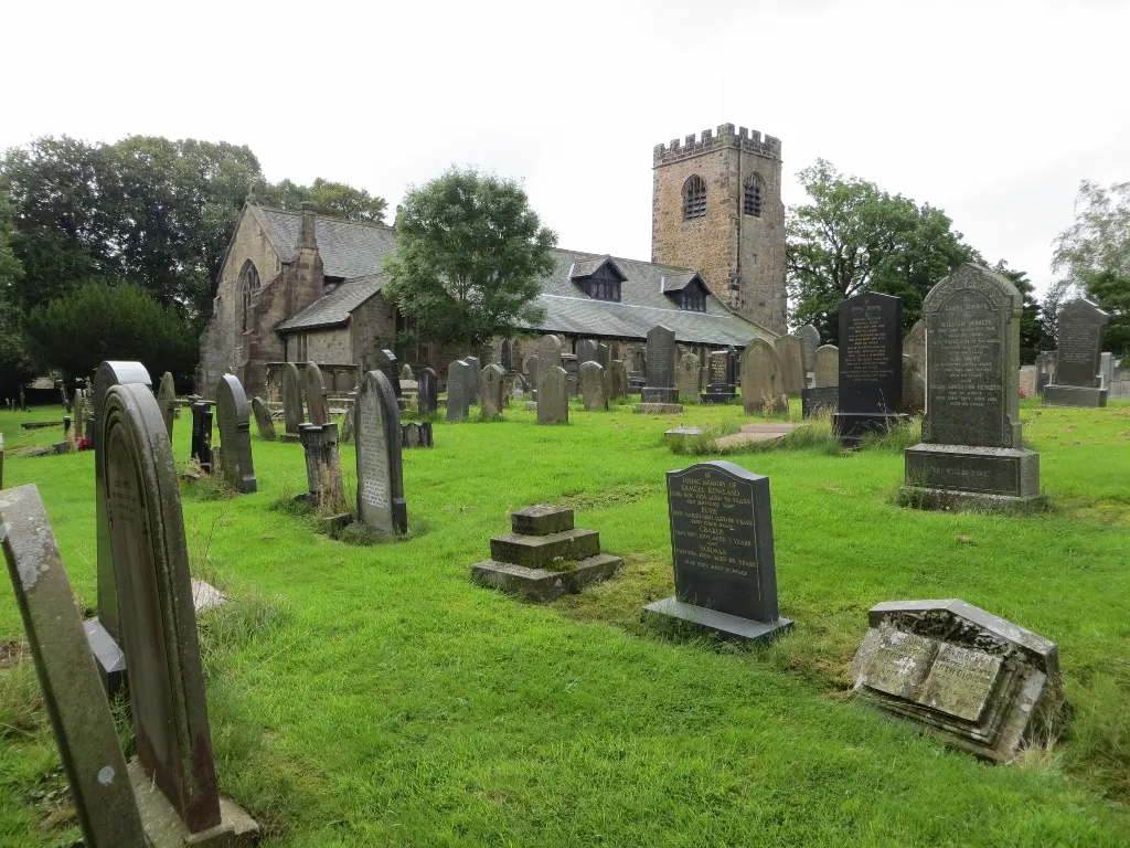 Photo showing: Goosnargh church and churchyard