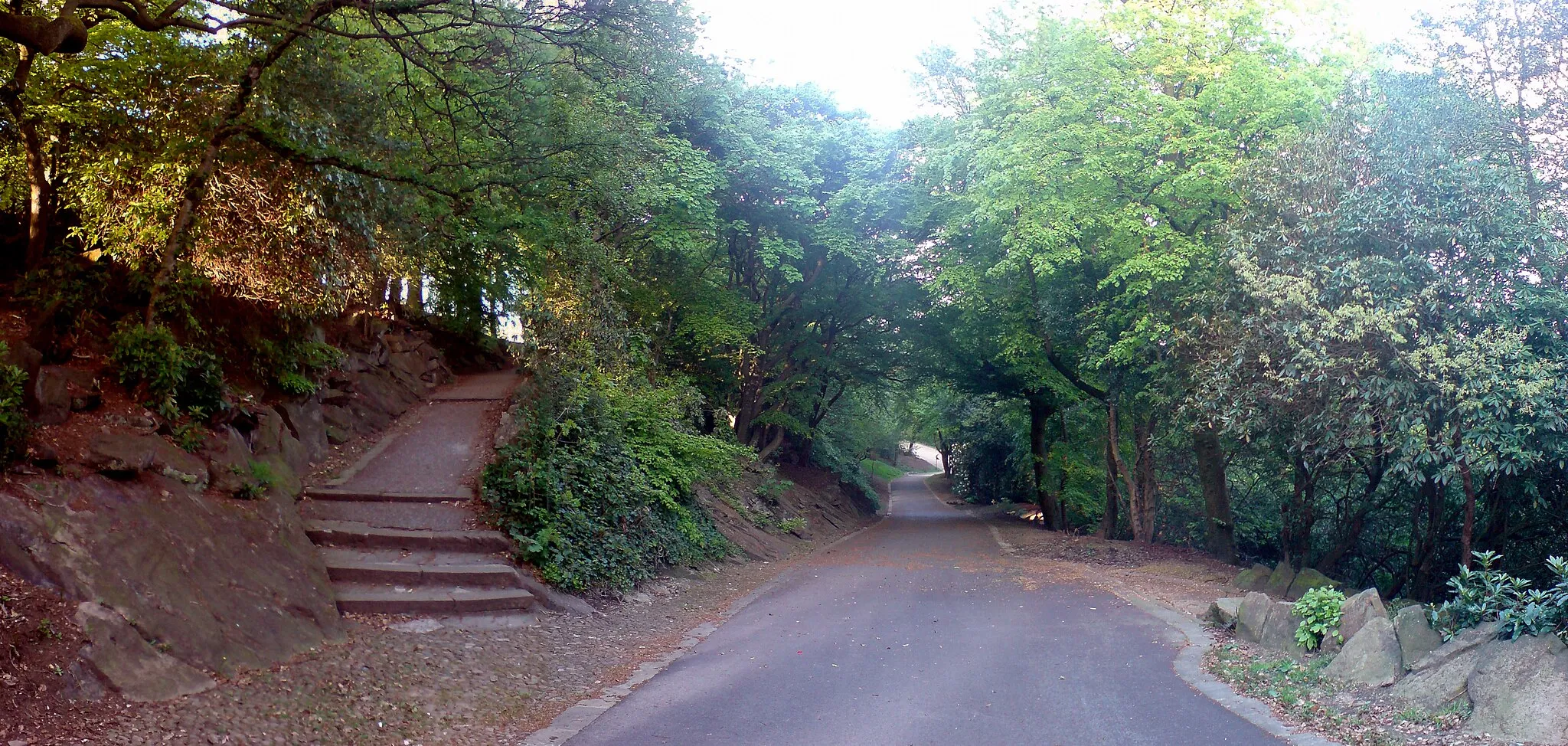 Photo showing: Pathway looking west to east above the broadwalk in Corporation Park, Blackburn