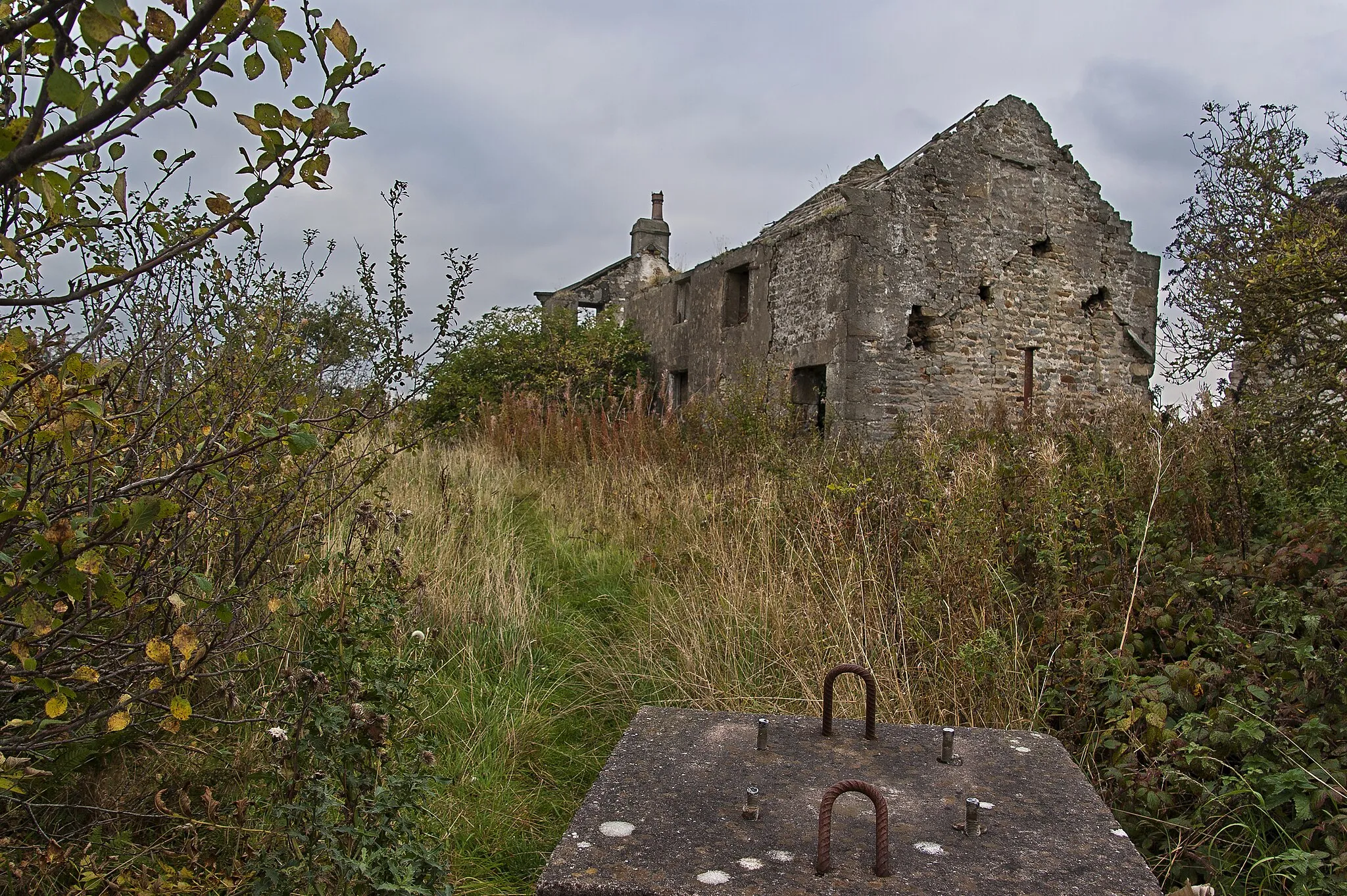 Photo showing: A ruined cottage at Ellel Crag