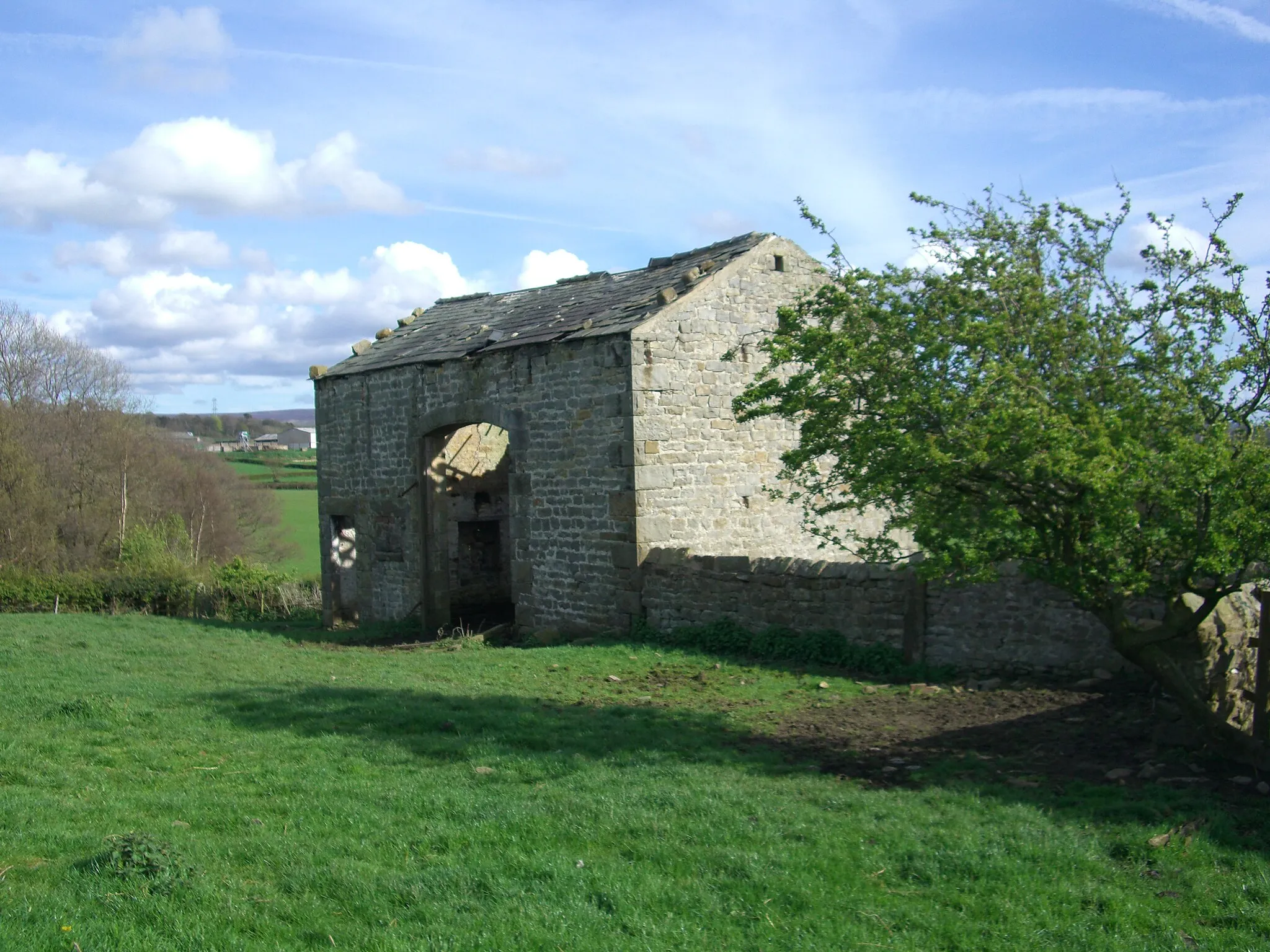 Photo showing: Abandoned farmhouse