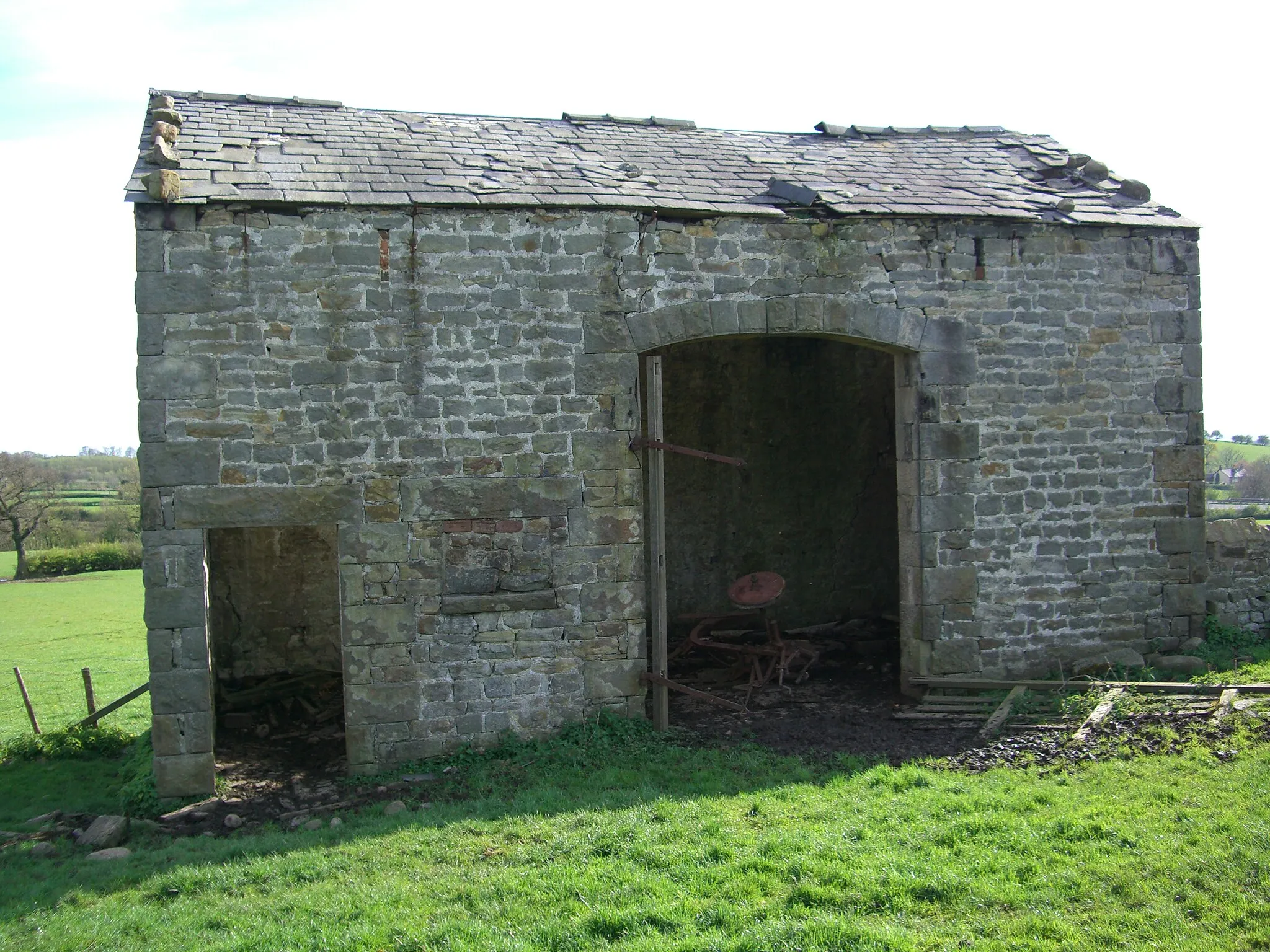 Photo showing: Abandoned farmhouse