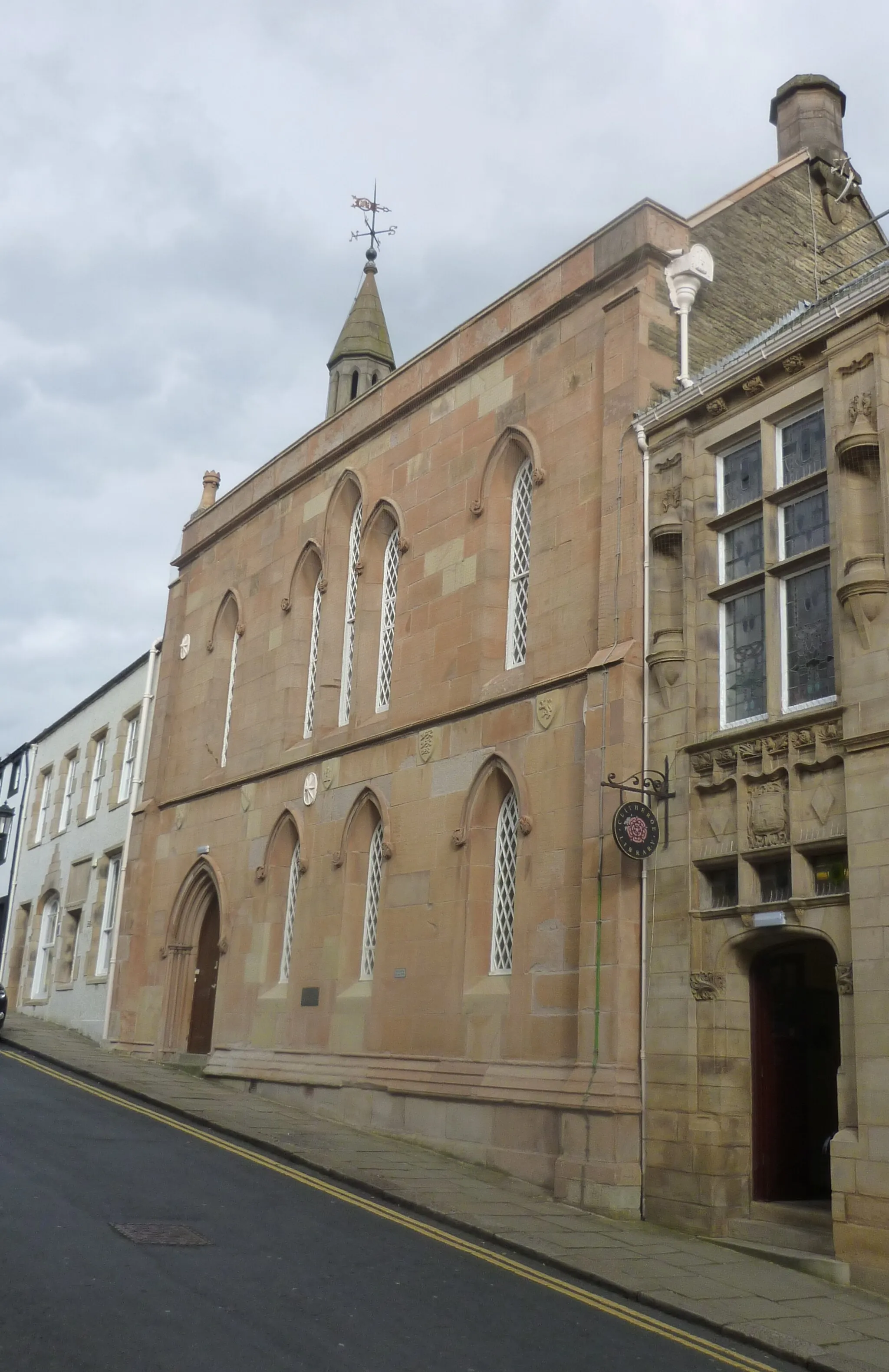 Photo showing: The old Town Hall, Church Street, Clitheroe, Lancashire, seen from the southwest. On the right is part of the Carnegie Library, into which the old Town Hall was incorporated in the 1990s.