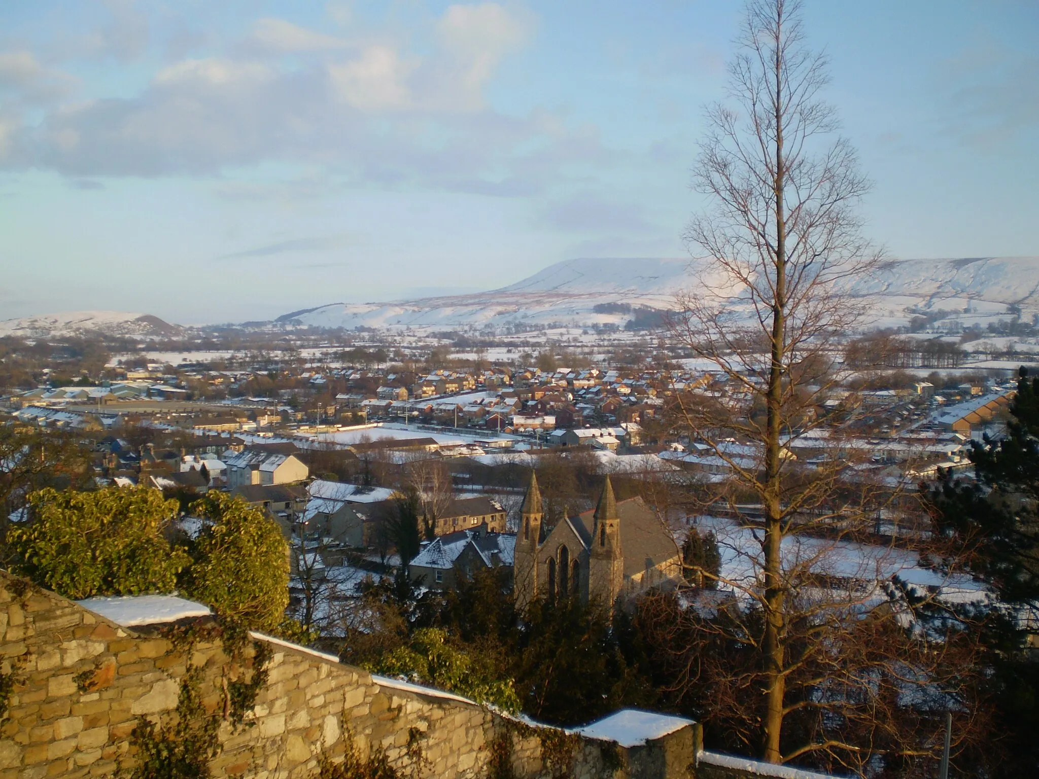 Photo showing: View of Clitheroe and the surrounding area.