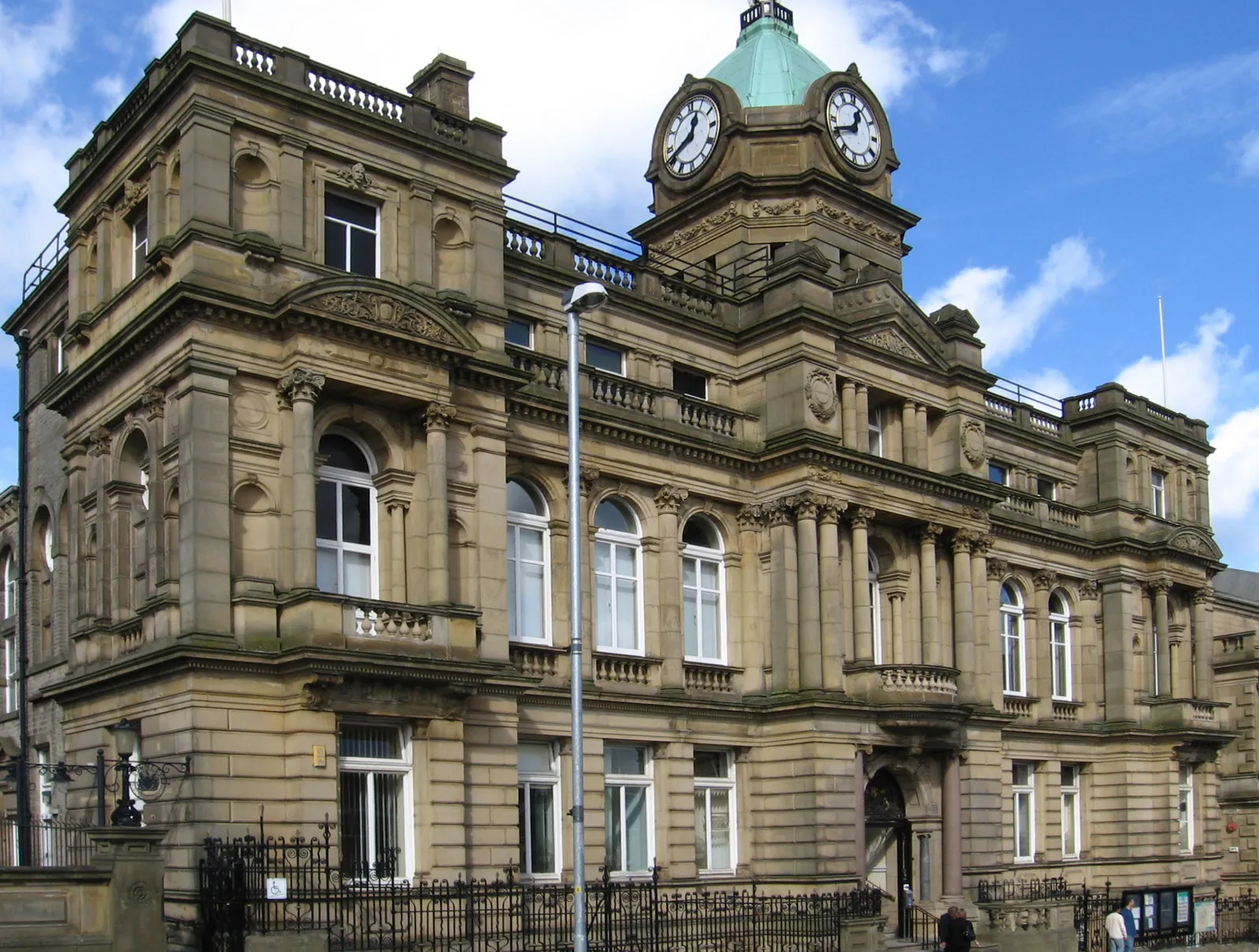 Photo showing: Photograph of the Town Hall, Burnley.
Used in the Hetty Wainthropp Investigates episode "For Love nor Money".