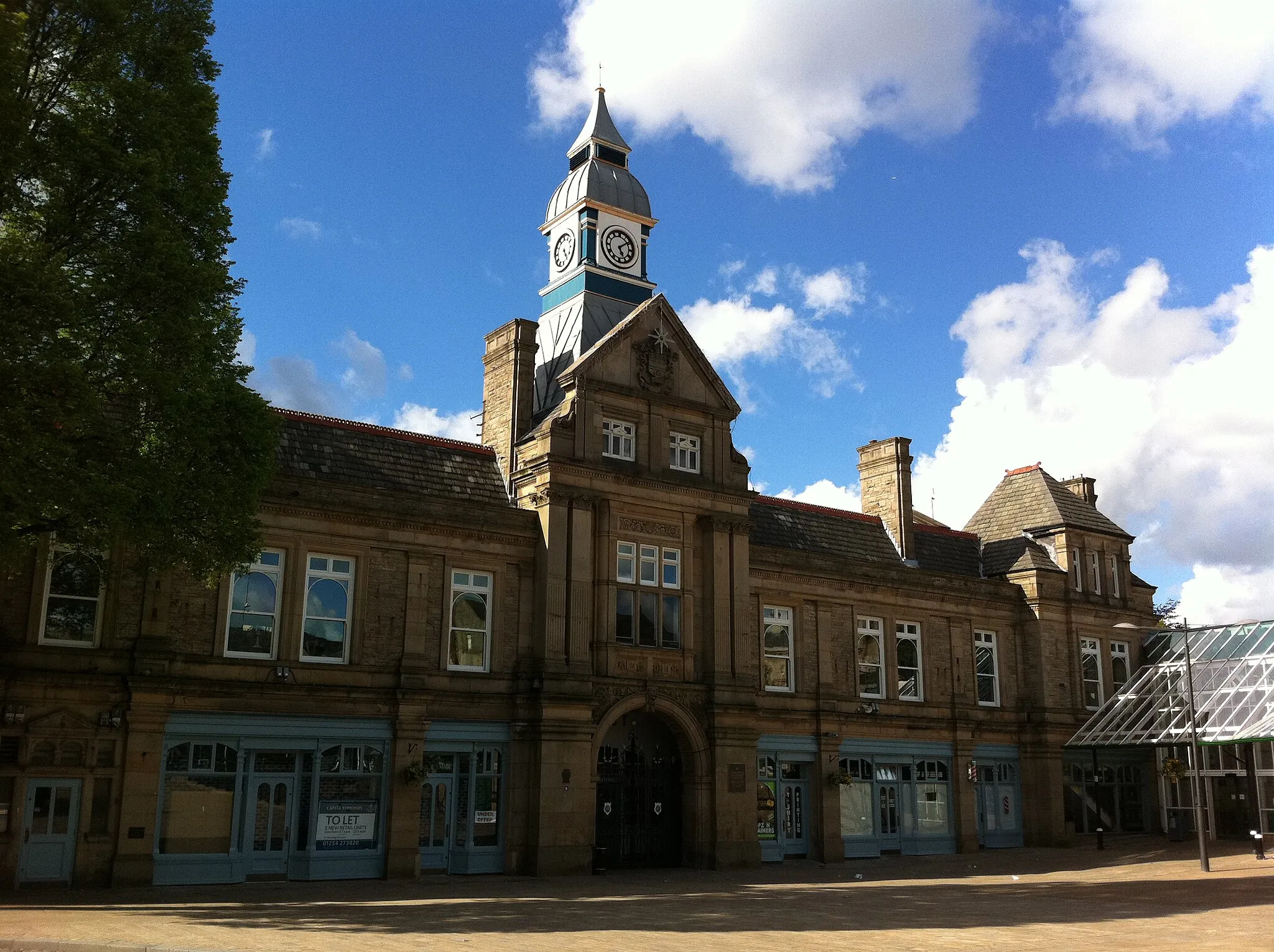 Photo showing: Darwen Town Hall