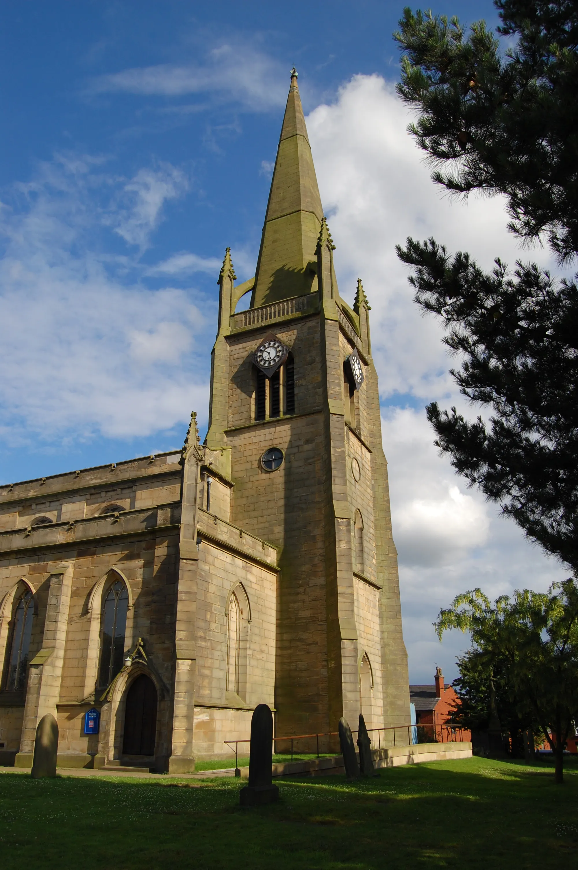 Photo showing: West tower and spire of St George's parish church, in Tyldesley, Greater Manchester, England, seen from the northwest