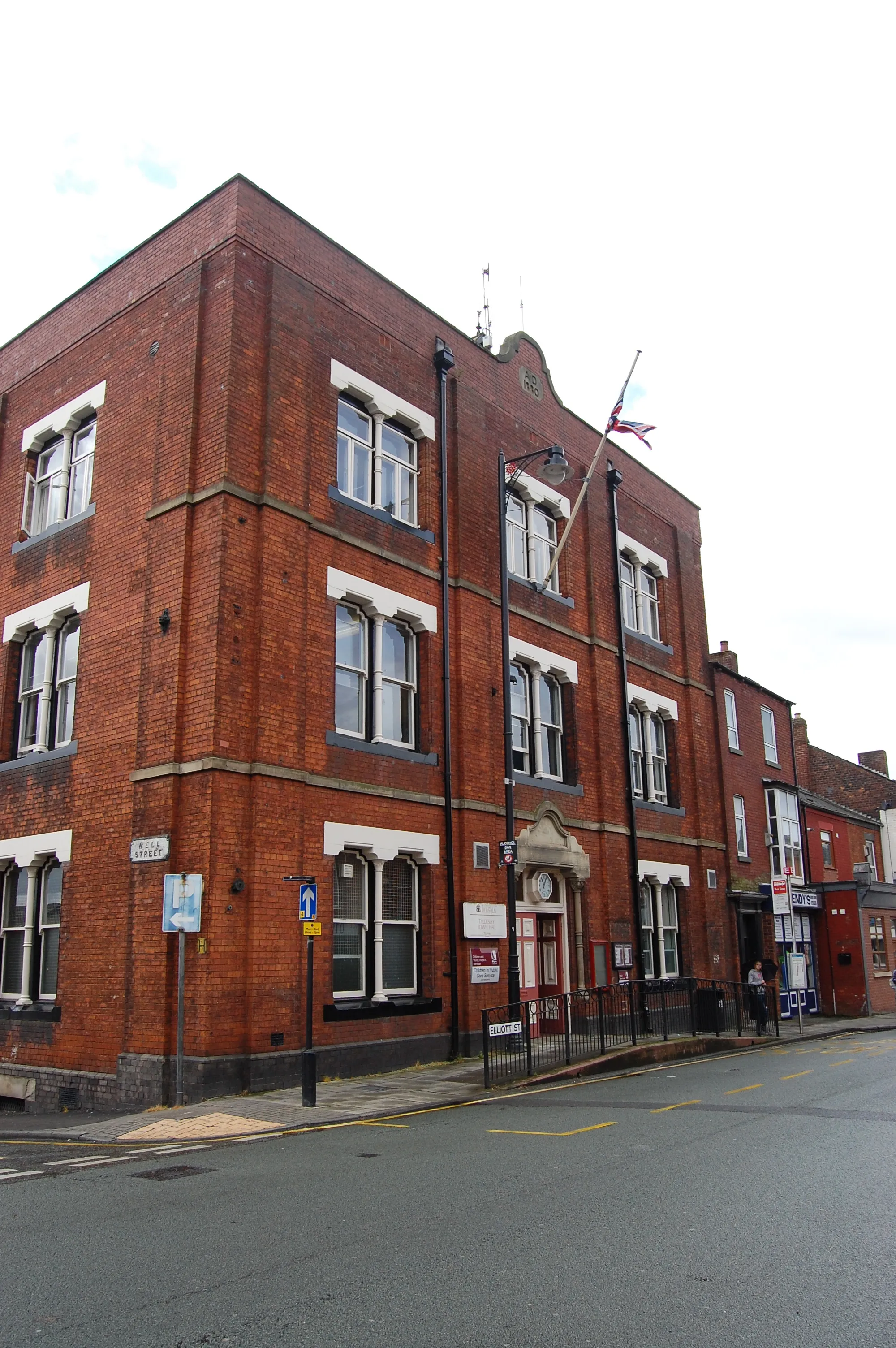 Photo showing: Tyldesley Town Hall in Tyldesley, Greater Manchester, England.