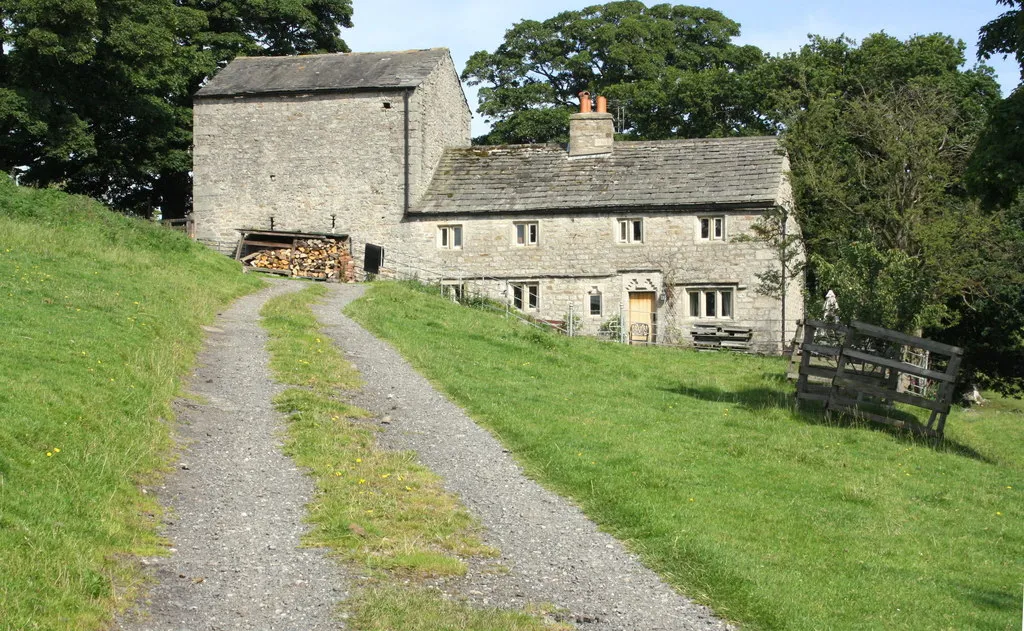 Photo showing: Barn and farmhouse at Lumb