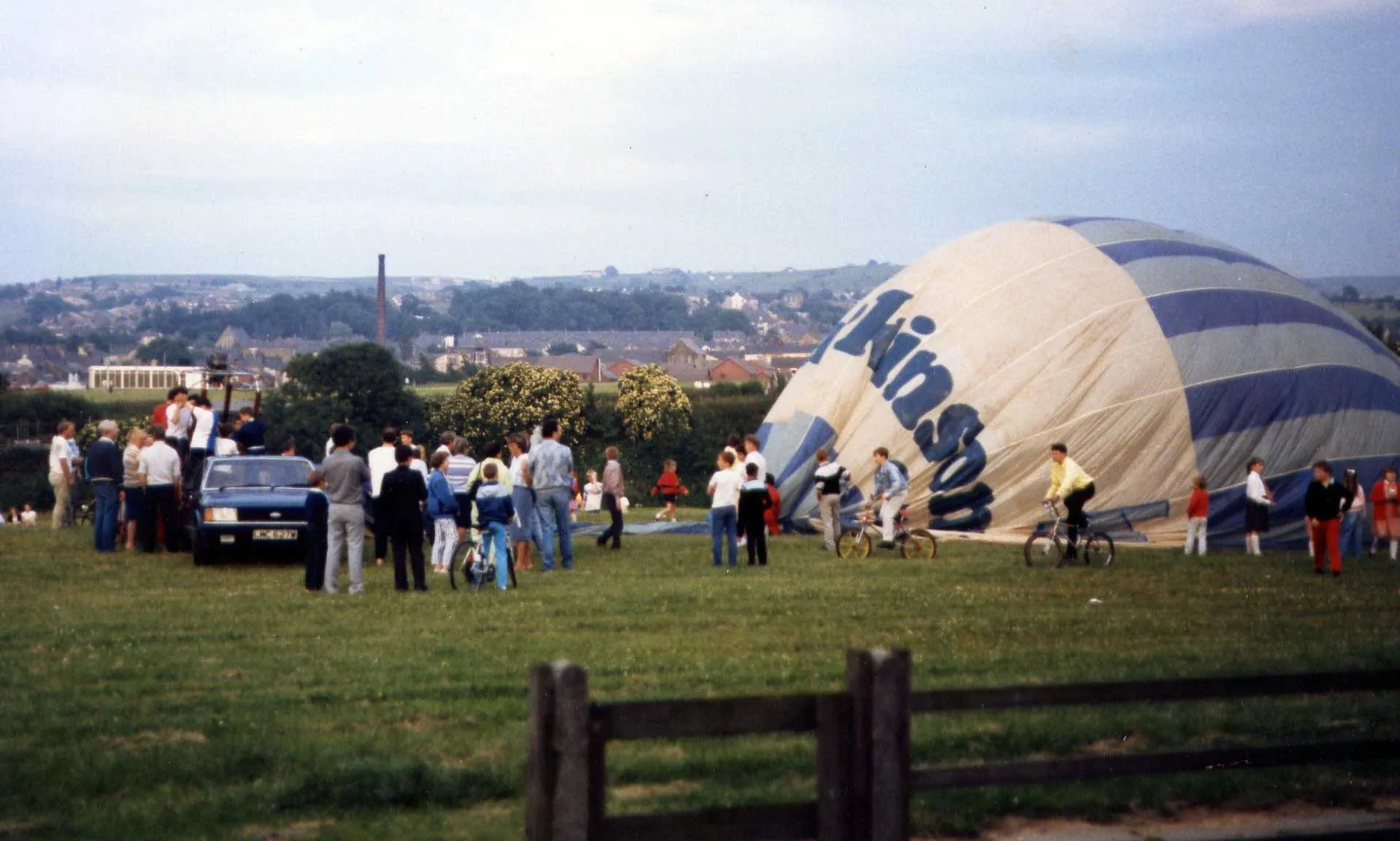 Photo showing: Hot Air Balloon lands infront of Wordsworth Close, Oswaldtwistle in 1988. White Ash field and central Oswaldtwistle can be seen in the background.
Author: Caroline Sparkes
Location: Oswaldtwistle

Source: Personal photograph taken by Author