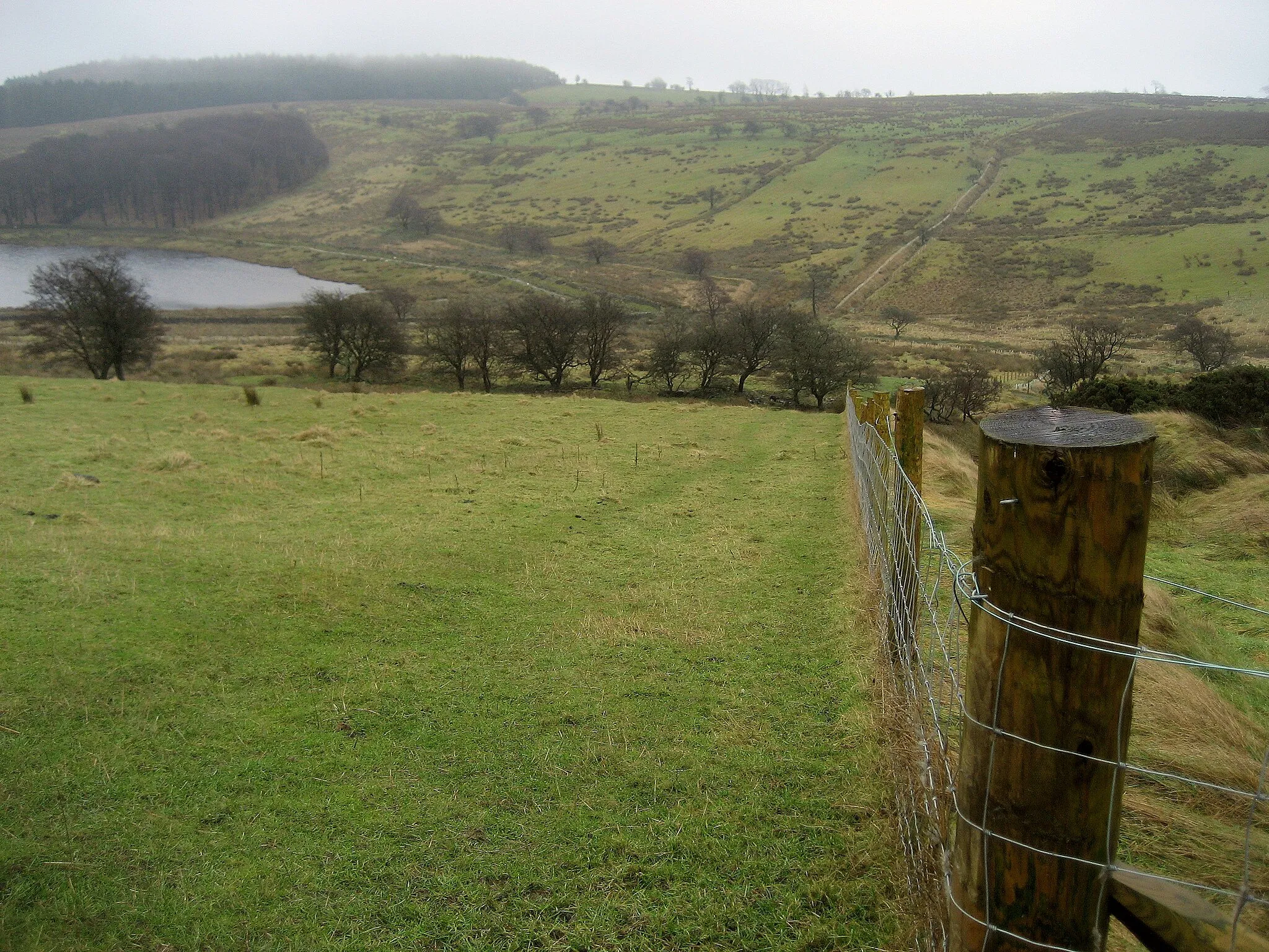 Photo showing: Footpath to the Head of Dean Clough Reservoir The path follows the fence down towards the head of the reservoir.