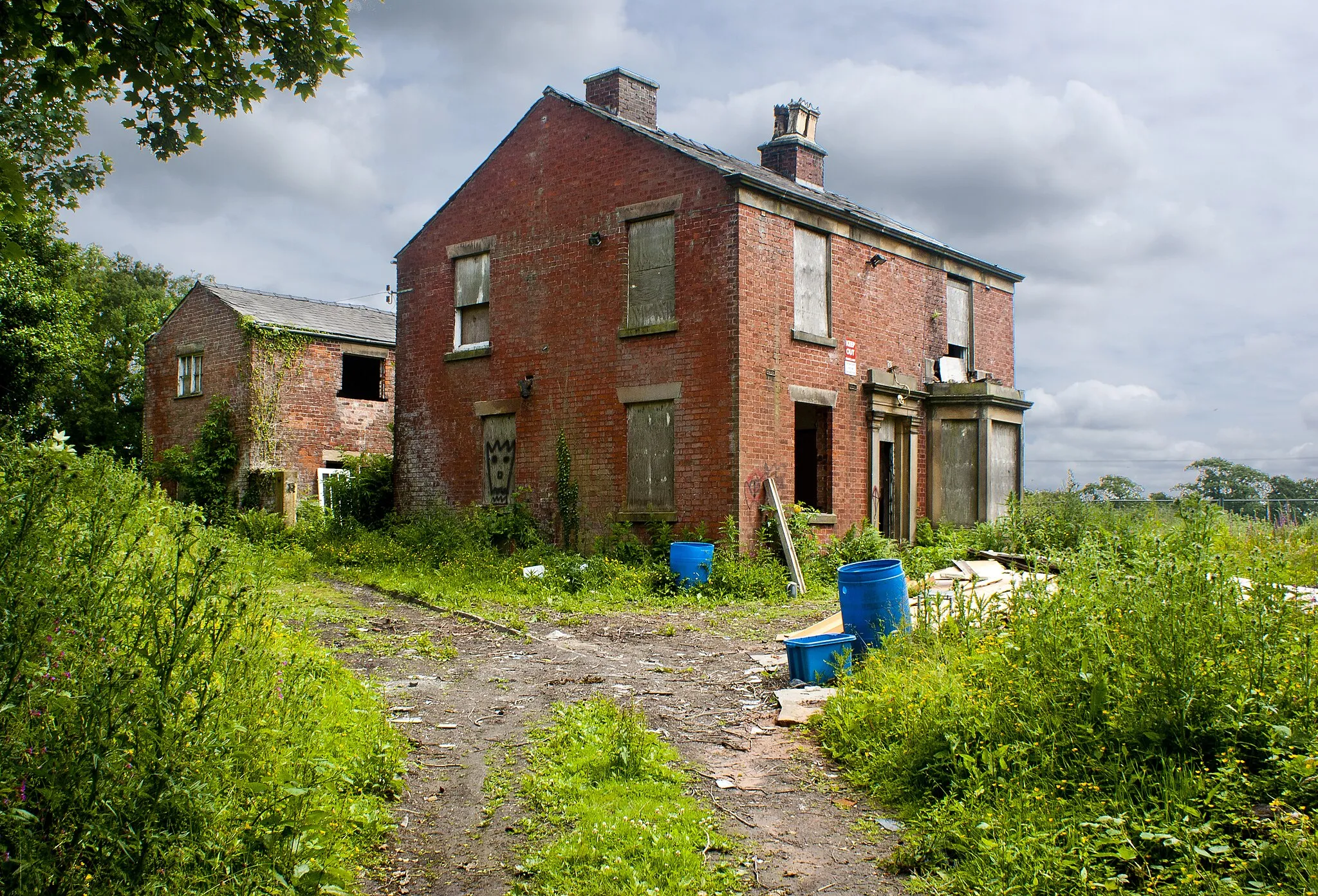 Photo showing: A derelict farmhouse