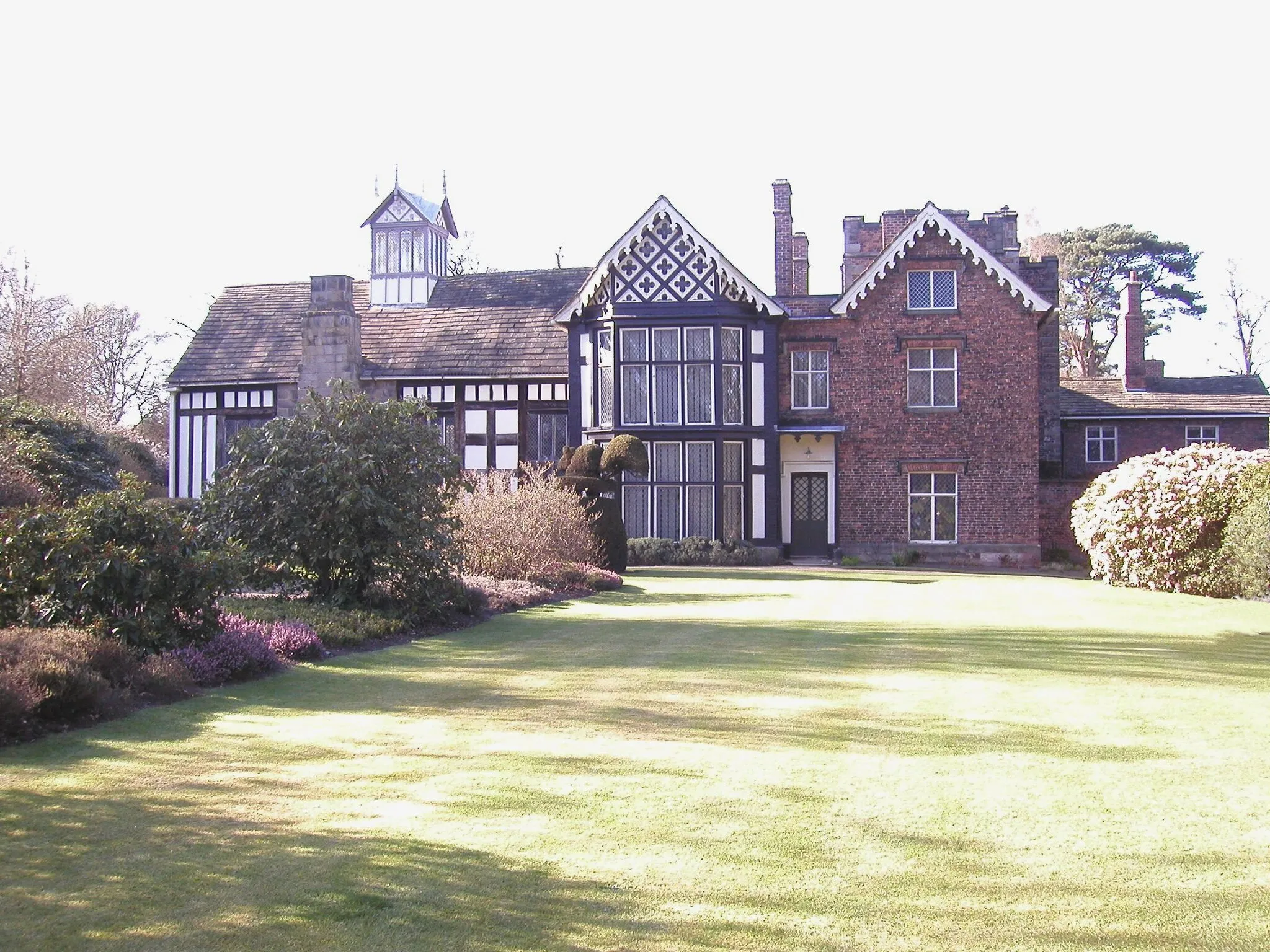 Photo showing: Photograph taken in March 2007 of the rear and gardens of Rufford Old Hall.