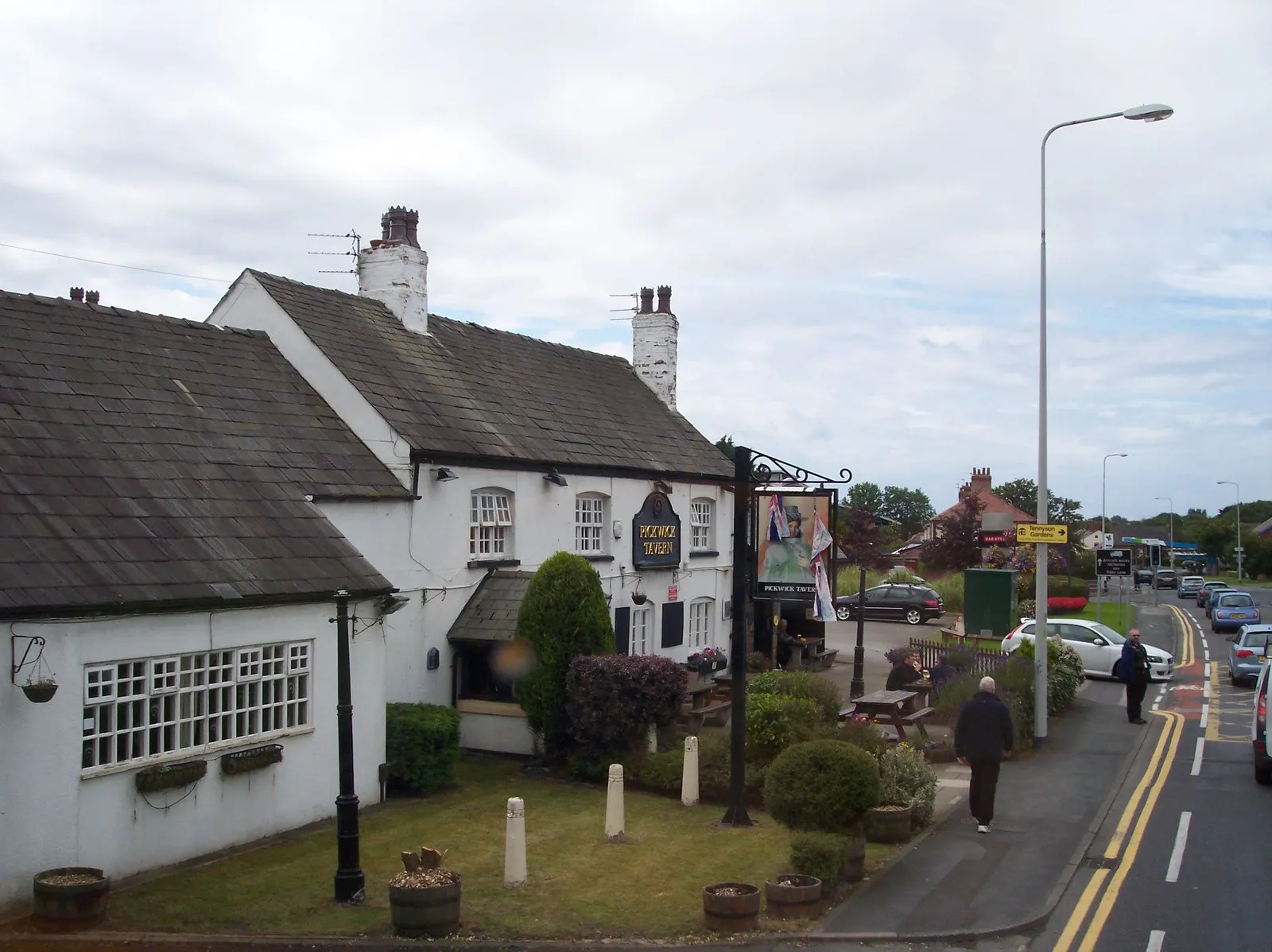 Photo showing: The Pickwick Tavern at Warton