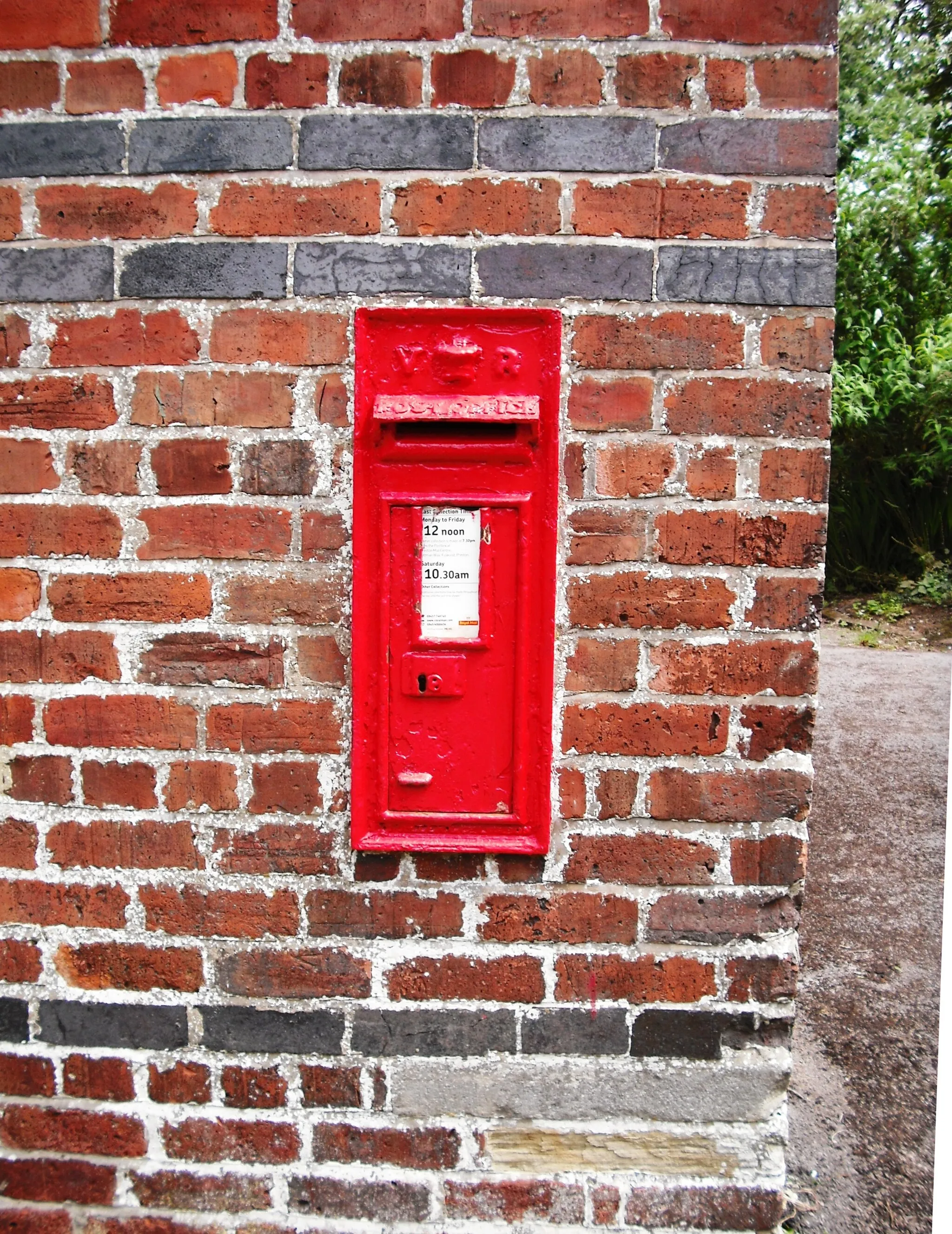 Photo showing: St Mark's, Eagland Hill - post box