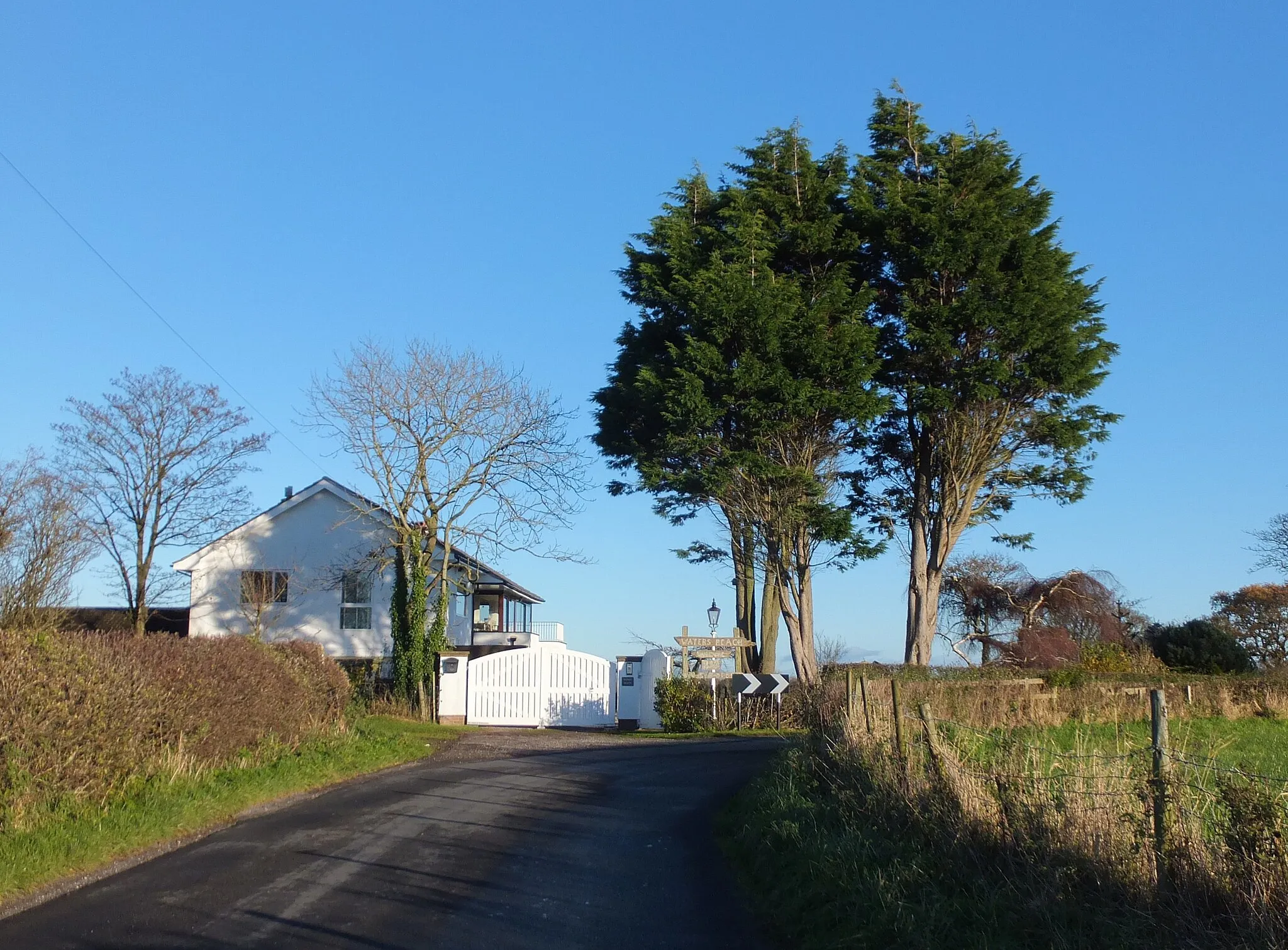 Photo showing: Rawcliffe Road at the bend by Waters Beach