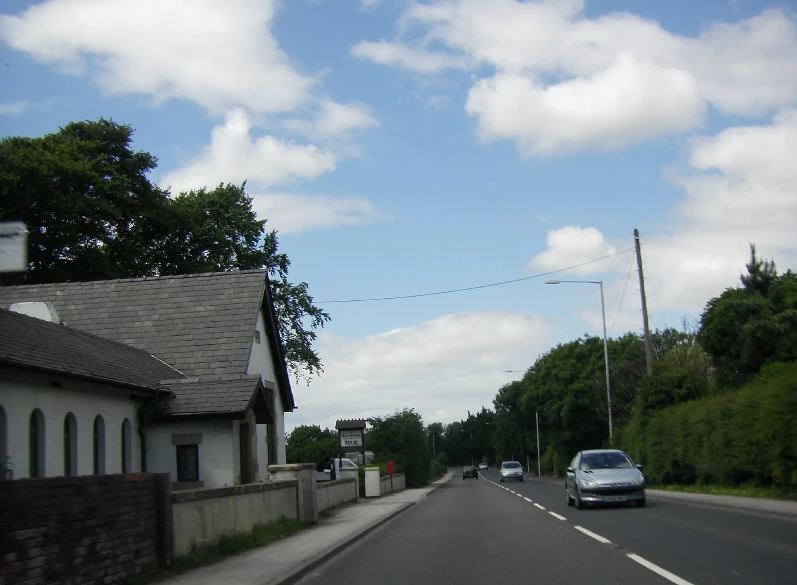 Photo showing: A 585 by the Old School