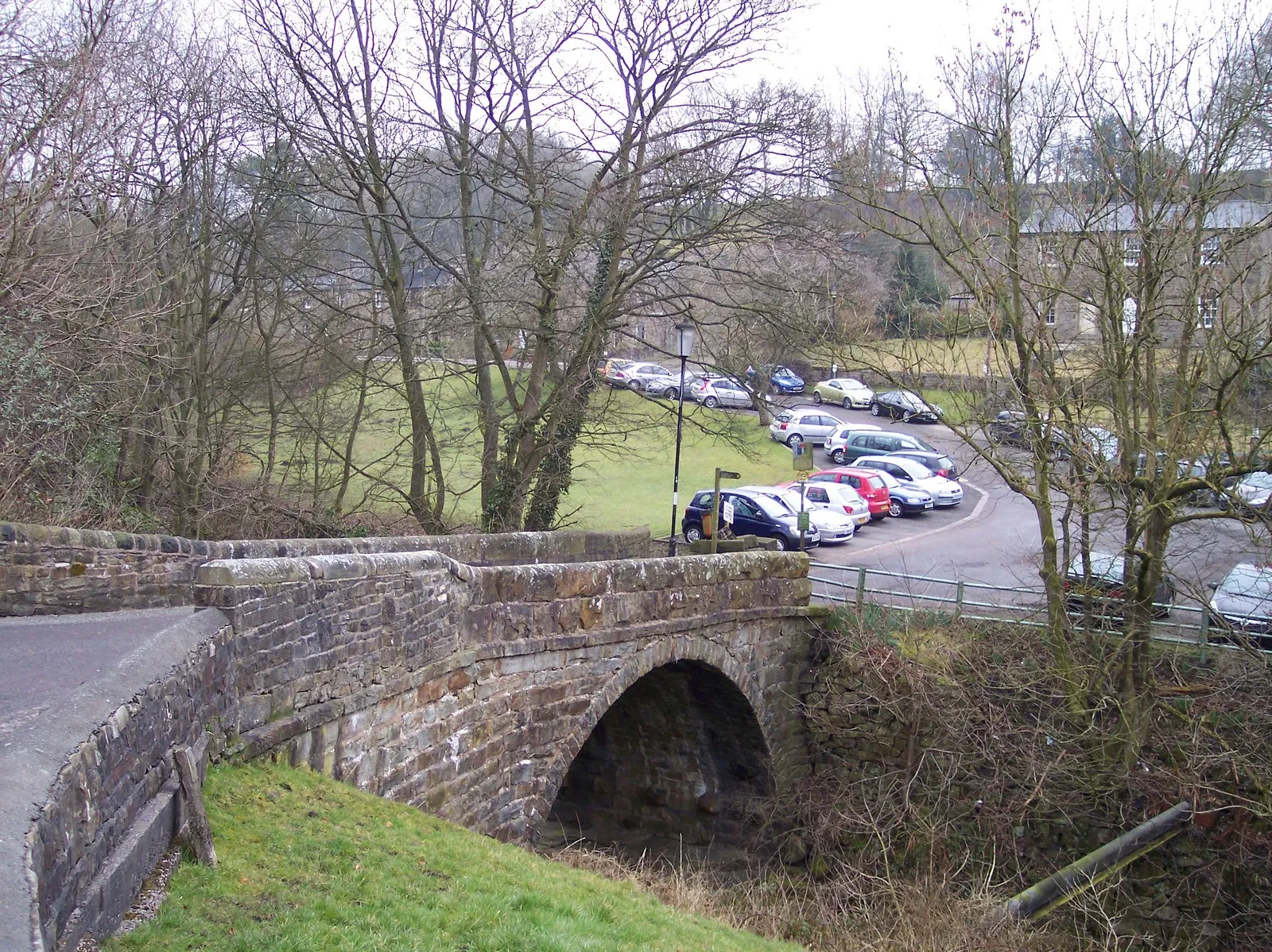 Photo showing: The stone bridge in Calder Vale
