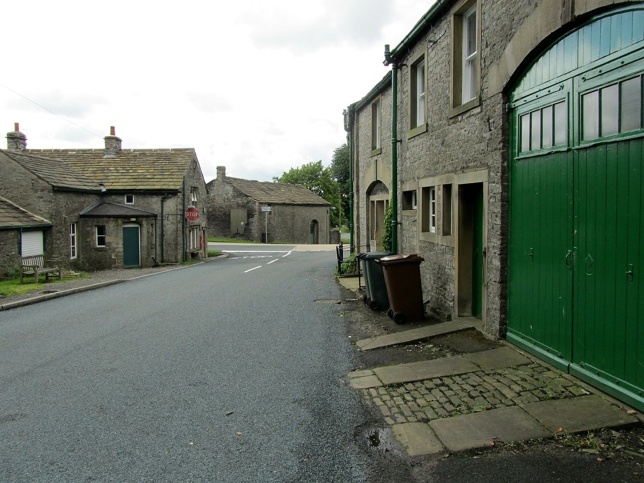 Photo showing: In West Marton